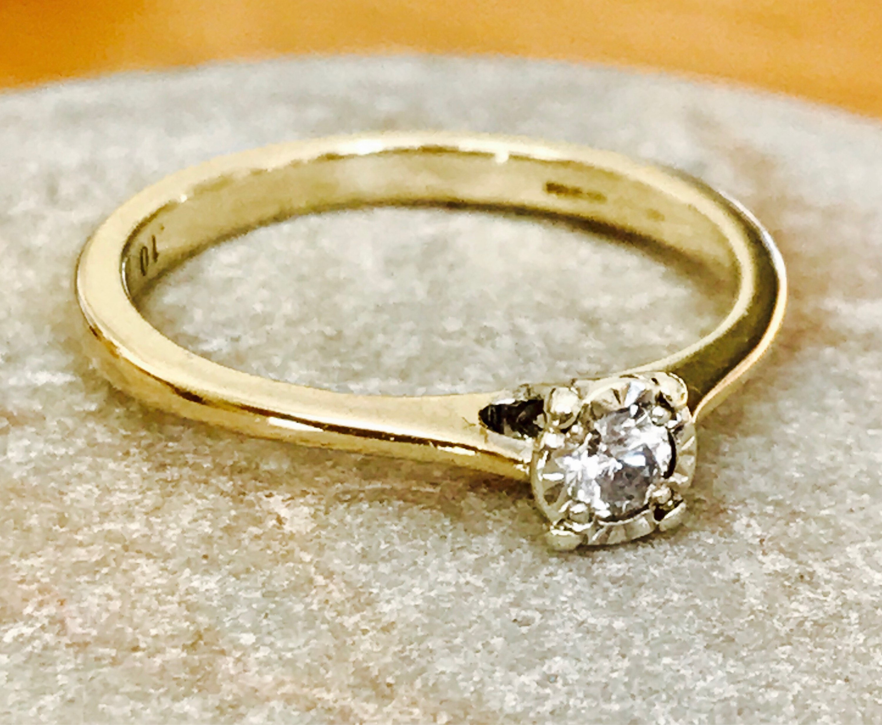 REDUCED ***Stunning sparkling vintage 9ct yellow gold Diamond solitaire engagement ring size K