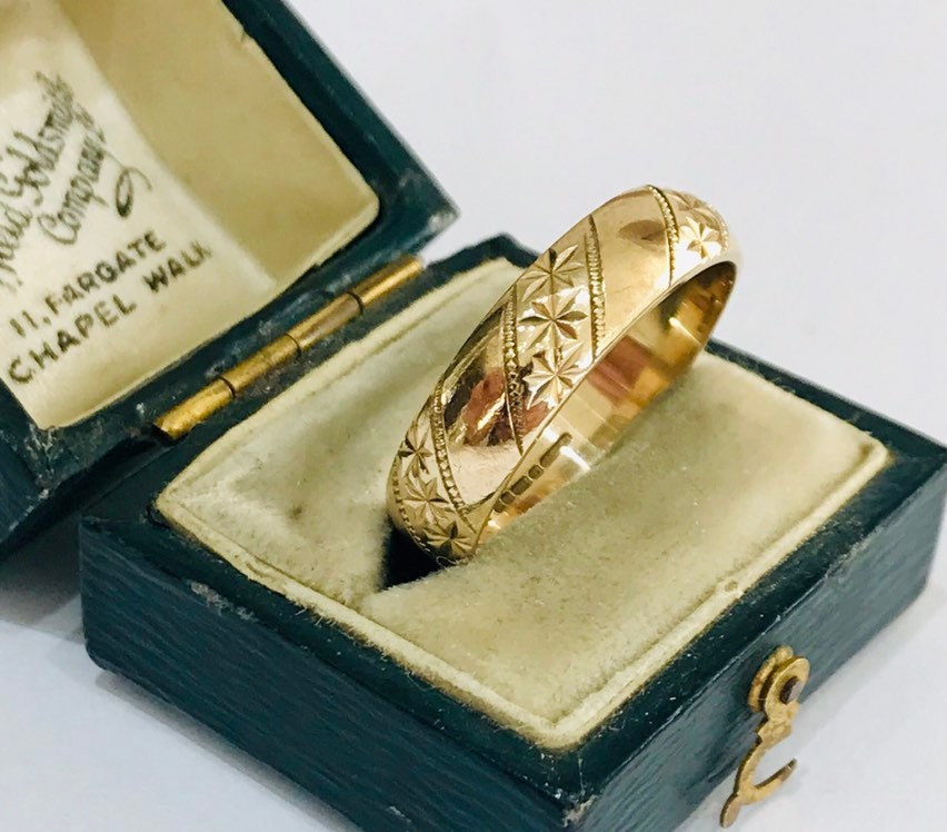 Stunning vintage Men's 9ct yellow gold patterned wedding ring ...