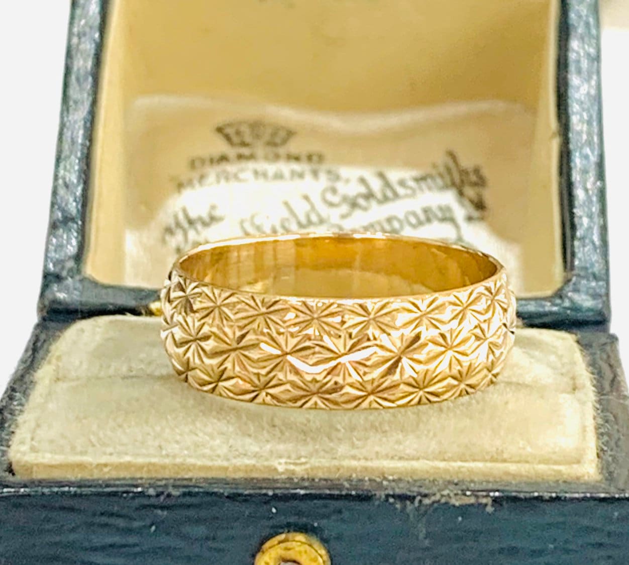 Vintage 9ct gold patterned wedding ring - hallmarked London 1991 - size