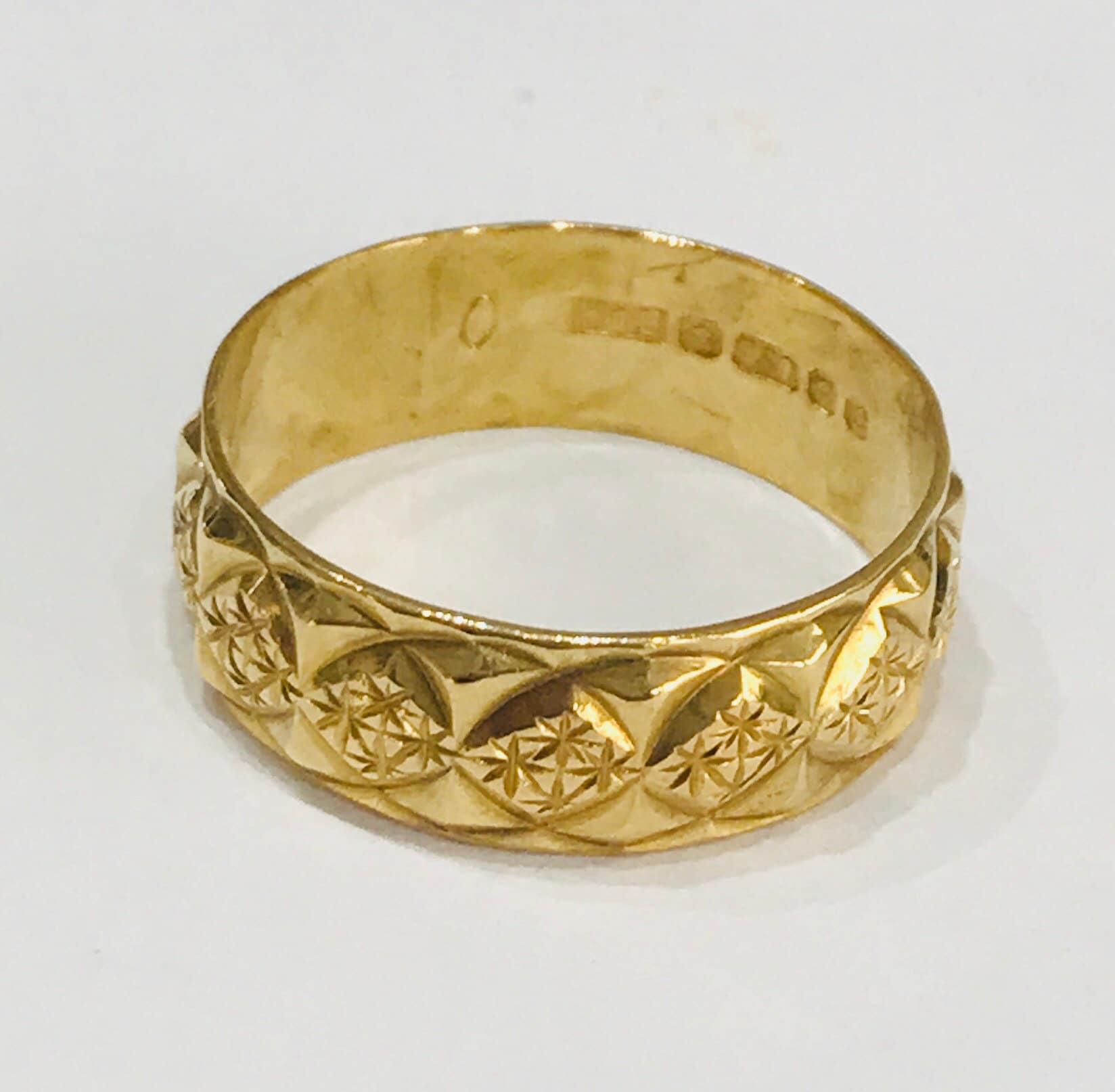 Stunning patterned vintage  18ct yellow  gold  wedding  ring  