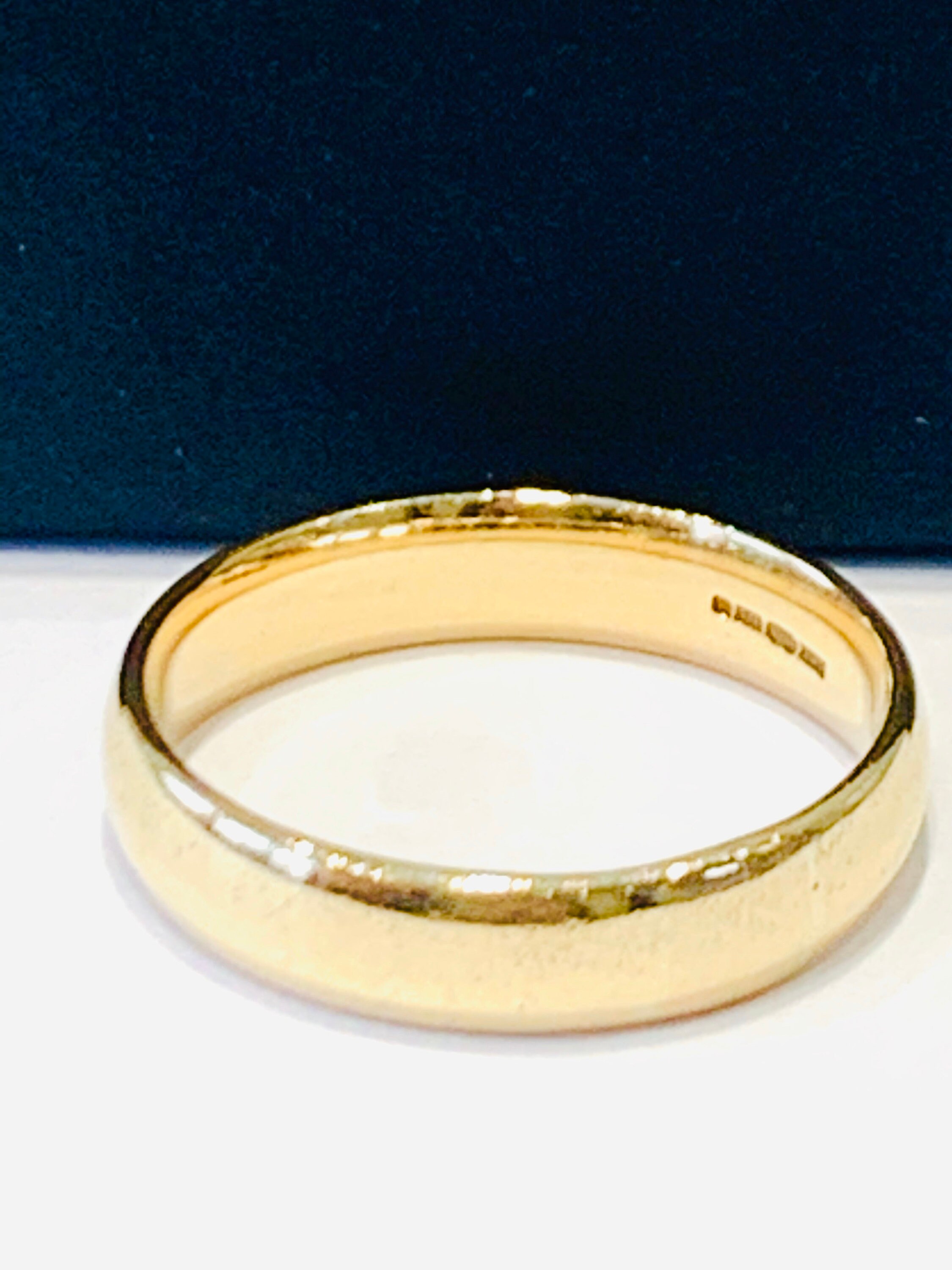 Vintage 9ct yellow gold wedding ring - fully hallmarked - size O or US 7
