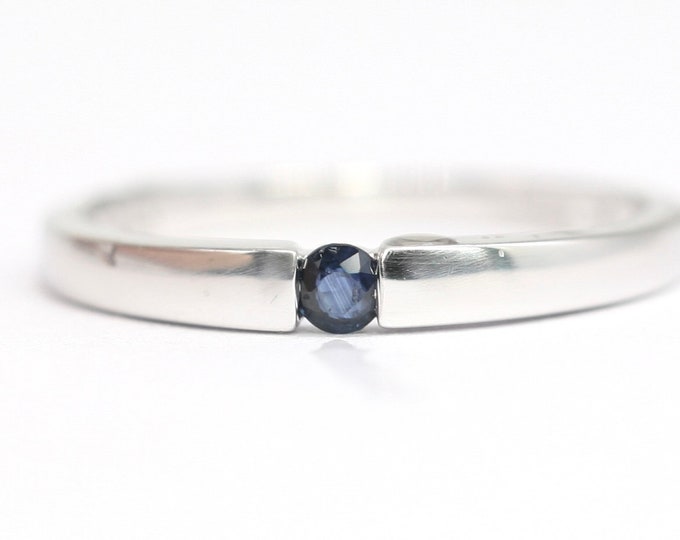 Superb vintage 9ct white gold Sapphire ring - fully hallmarked - size R or US 8 1/2