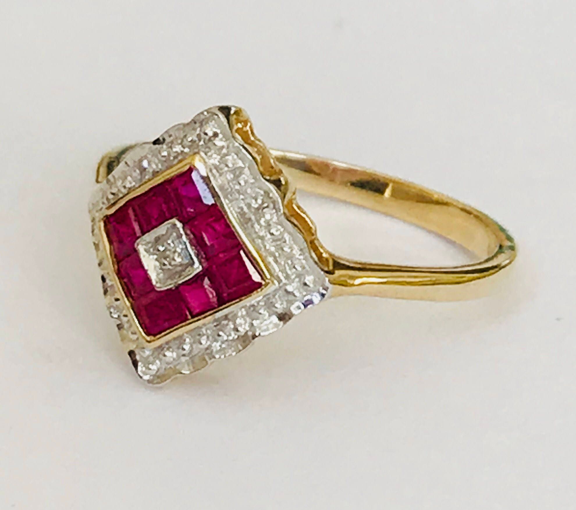 Stunning 9ct yellow gold Ruby & Diamond dress ring fully hallmarked