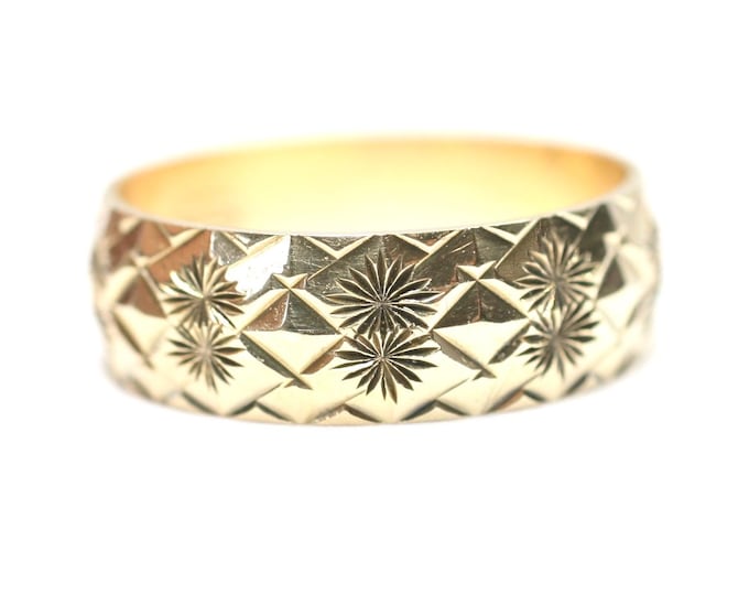 Vintage 9ct gold patterned ring / wedding ring - hallmarked London 1992 - size P 1/2 or US 7 3/4