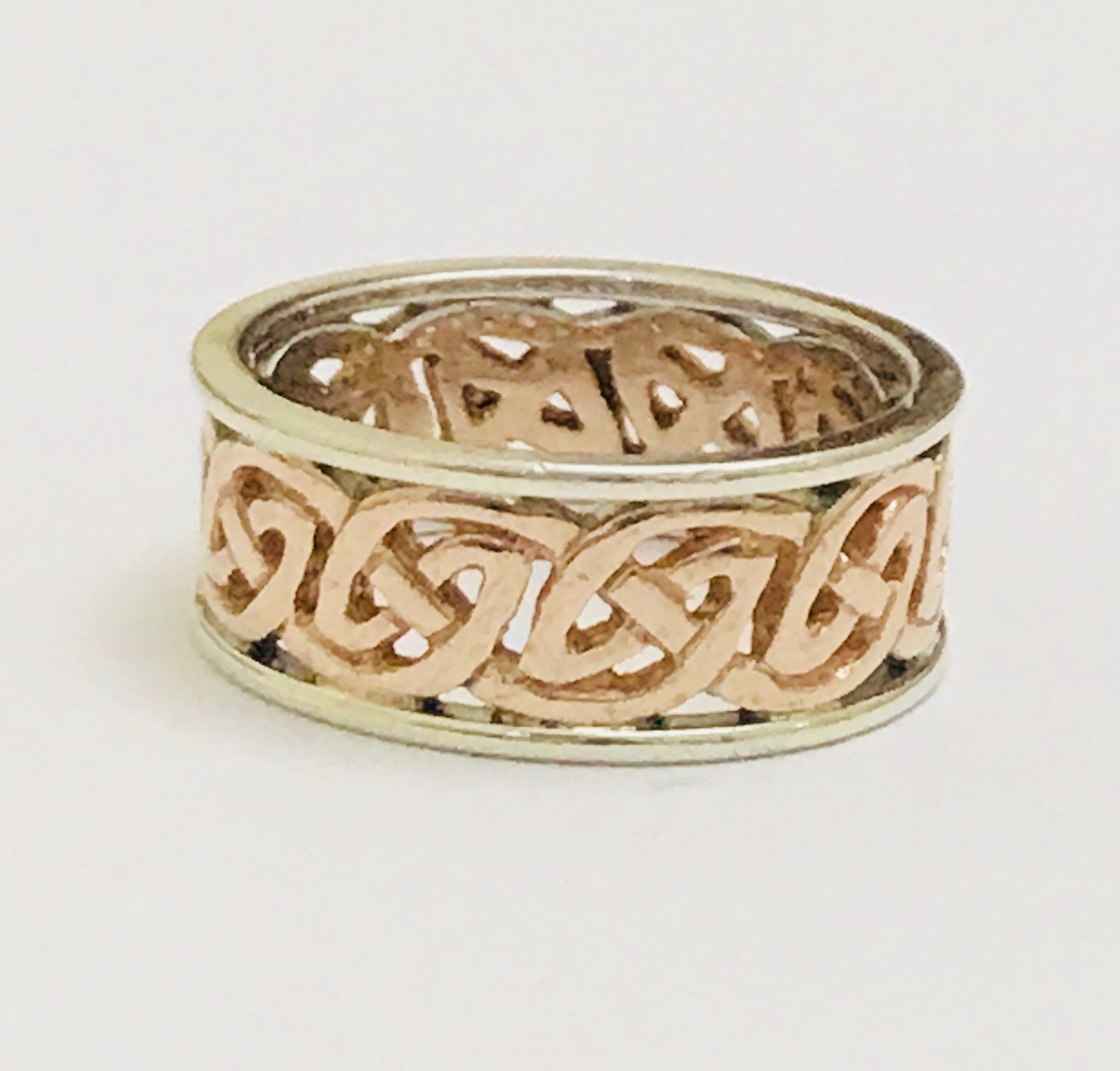 Stunning vintage 9ct rose & while gold Celtic patterned ring fully