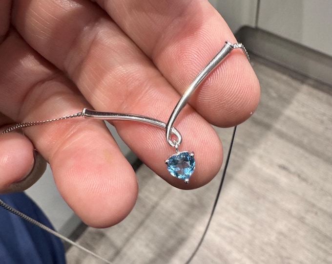 Superb 17 inch 9ct white gold blue Topaz necklace - fully hallmarked