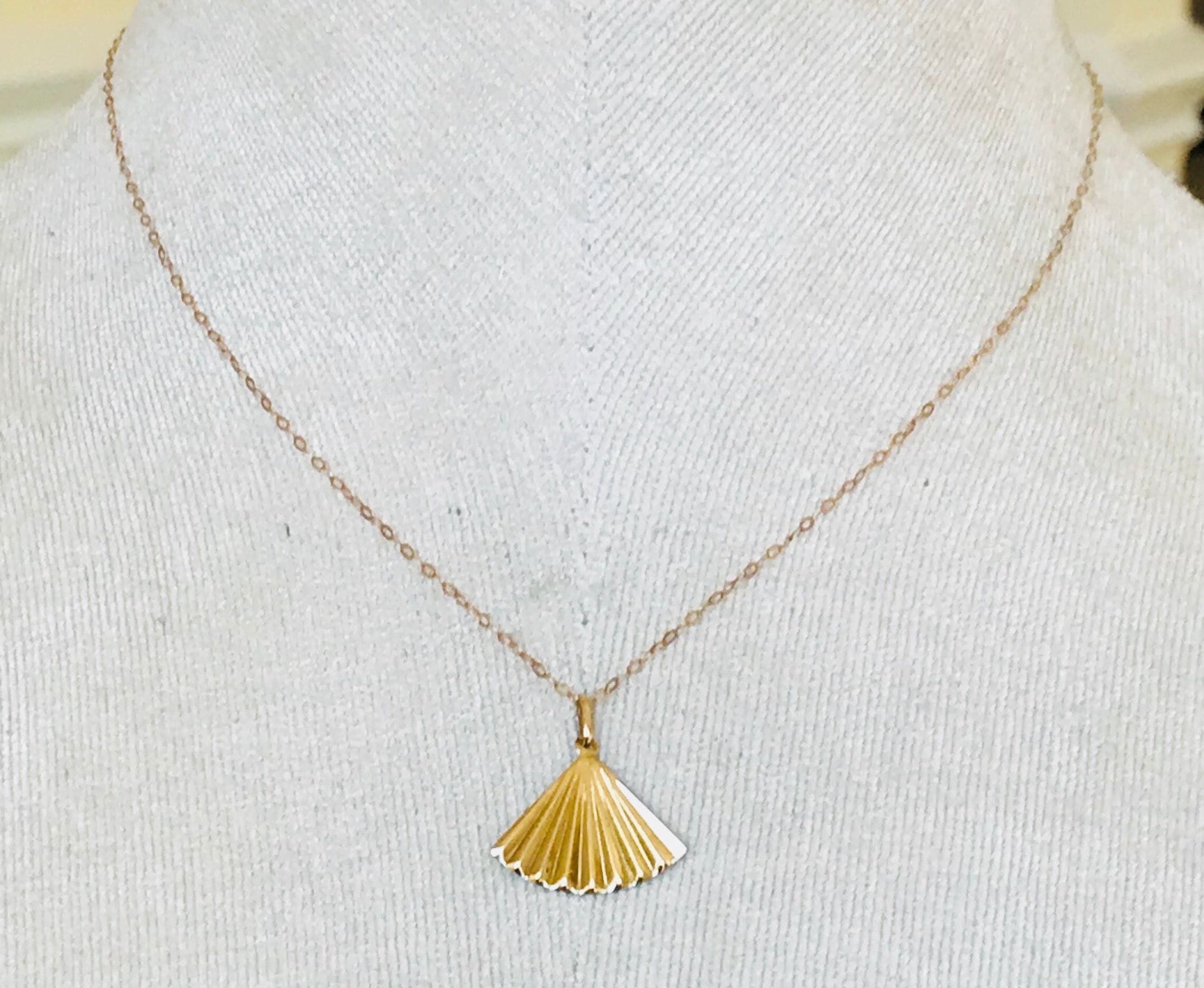 Lovely vintage 9ct yellow gold fan pendant and chain