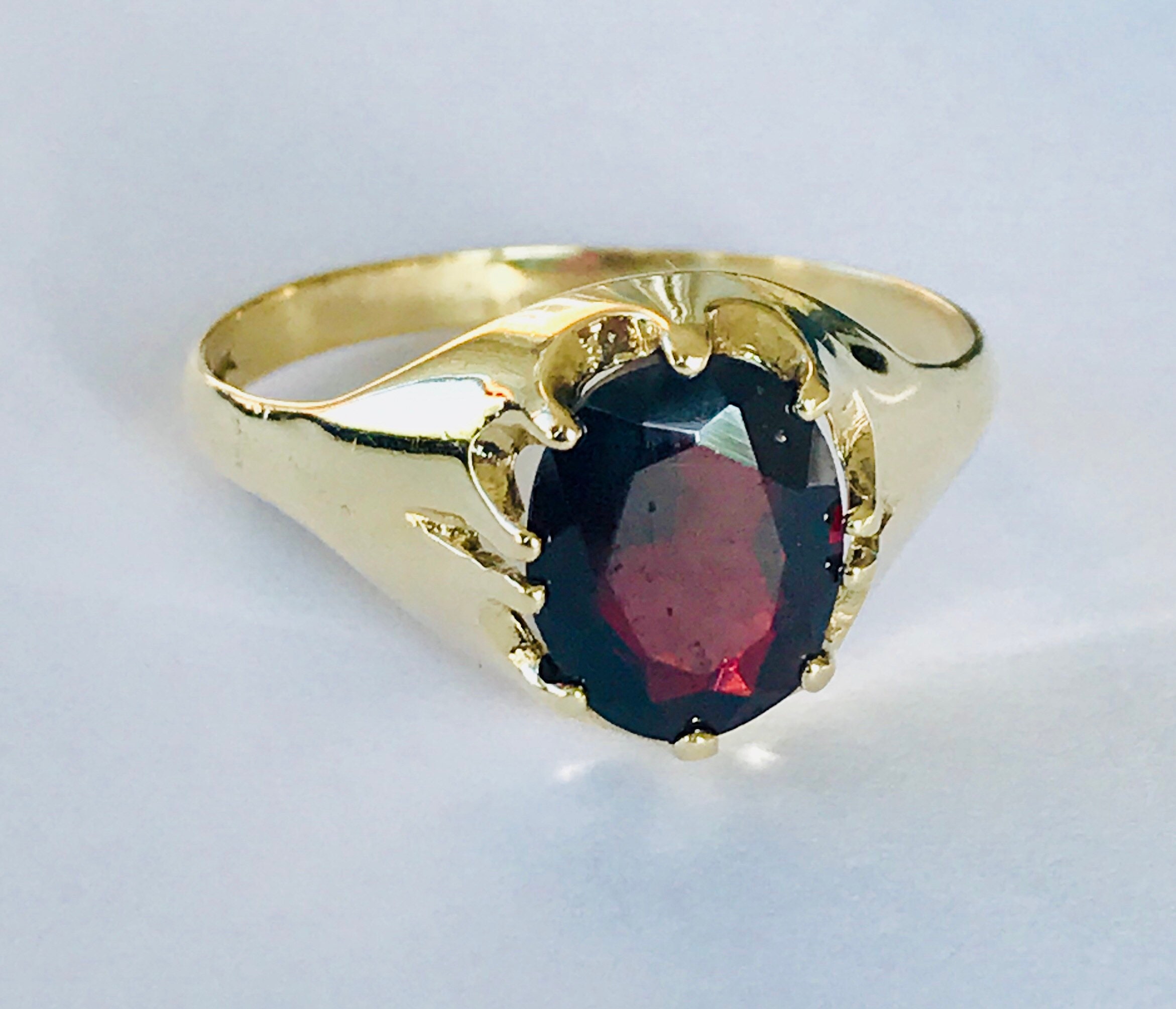 Stunning vintage 9ct yellow gold Men s Garnet gypsy ring fully
