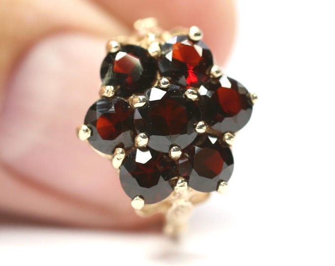 Superb vintage 9ct gold Garnet cluster ring - London 1979 - size O or US 7
