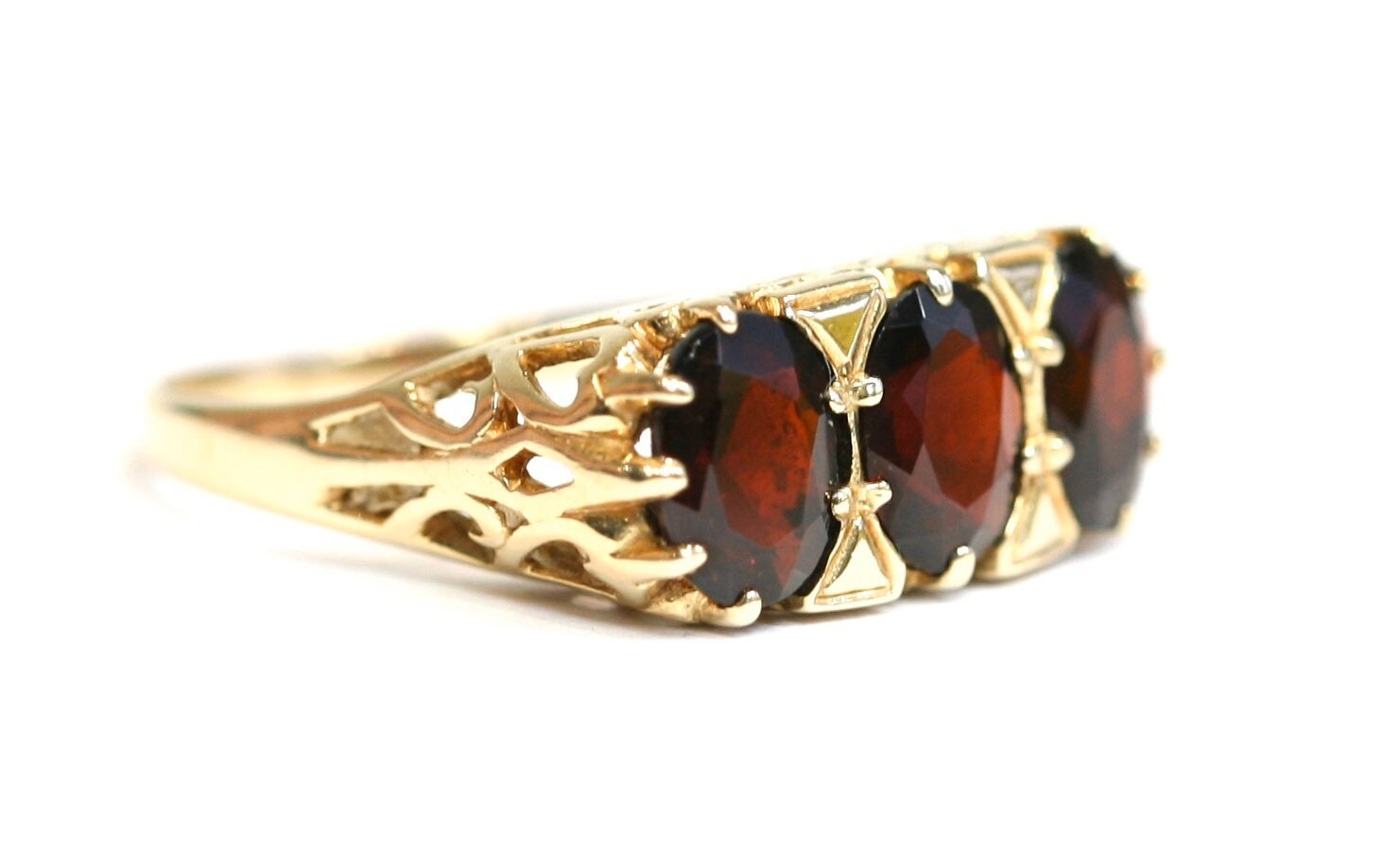 Stunning vintage 9ct yellow gold Garnet trilogy ring - fully hallmarked ...