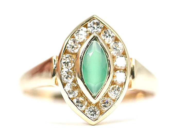 Superb sparkling vintage 9ct gold Emerald and Cubic Zirconia dress ring - fully hallmarked - size R or US 8 1/2