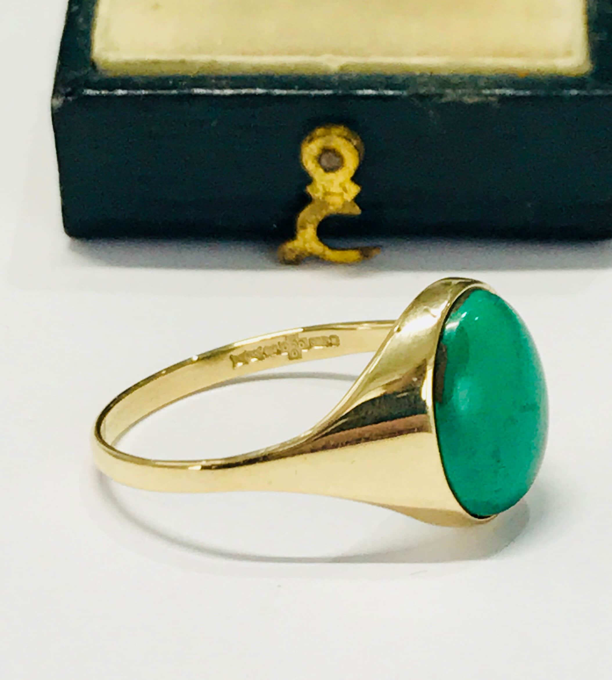 Stunning vintage Men's 9ct gold Green Agate ring fully hallmarked