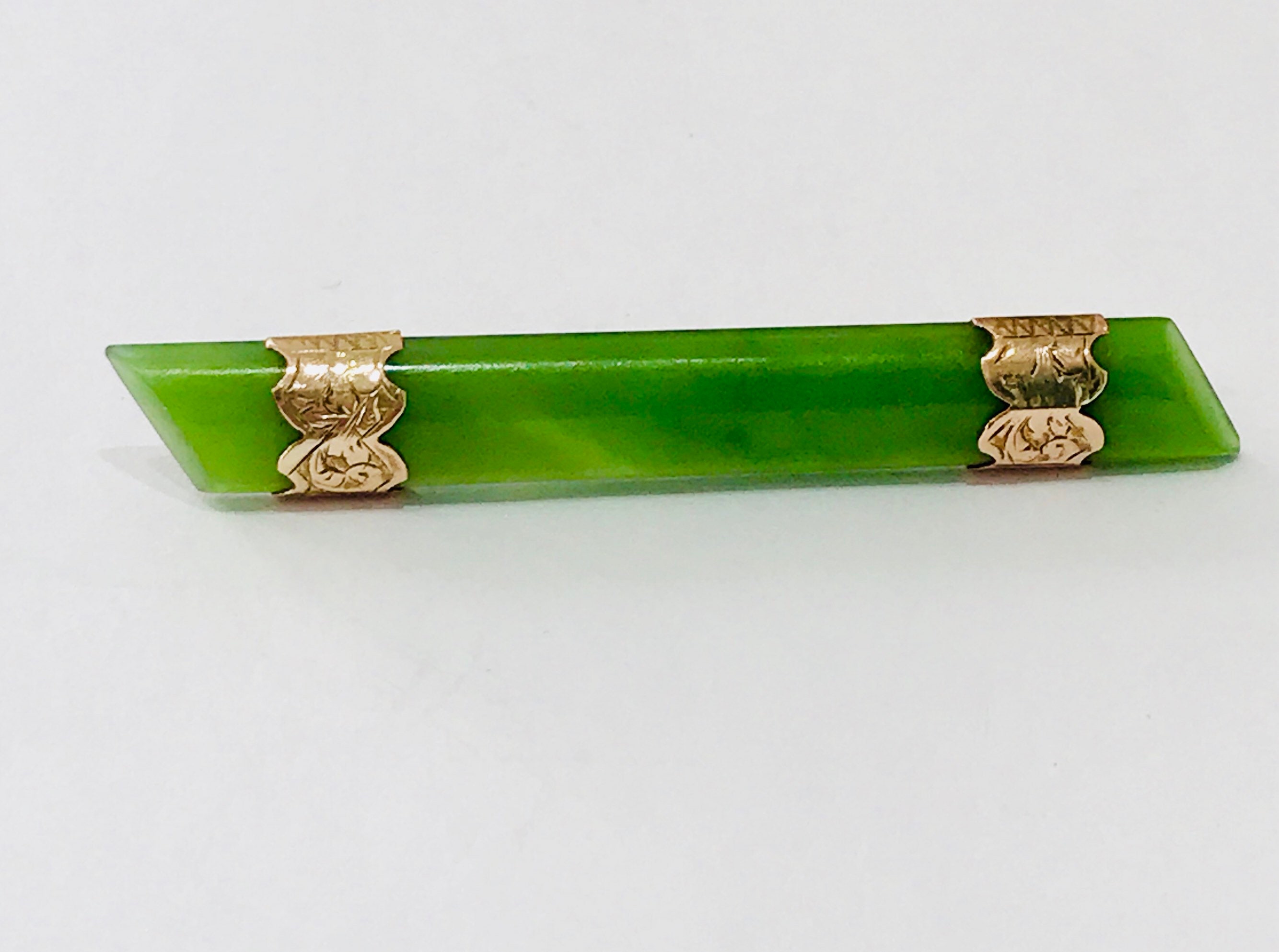 Stunning vintage 9ct yellow gold Jade brooch
