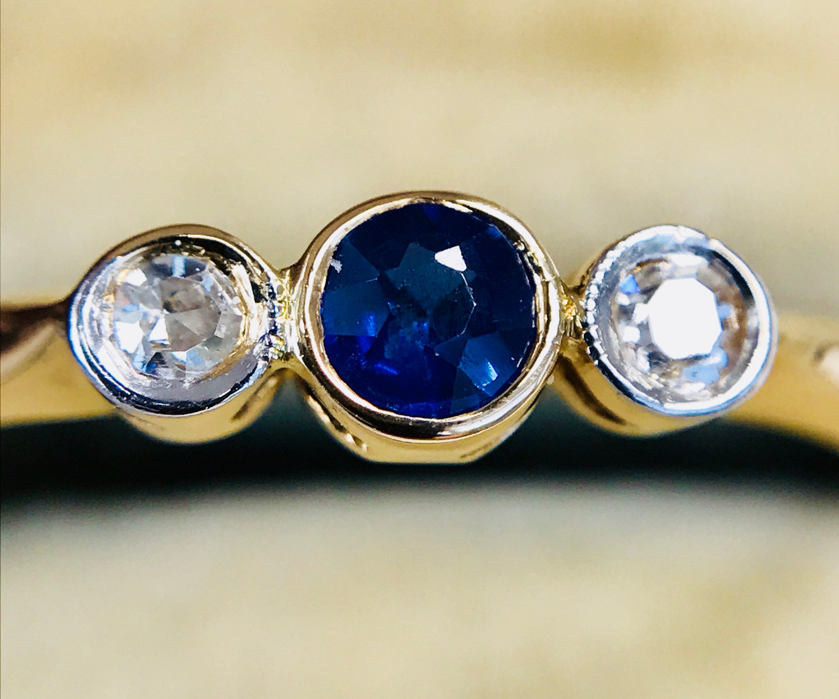 Beautiful Victorian 18ct gold and platinum engagement ring with Ceylon