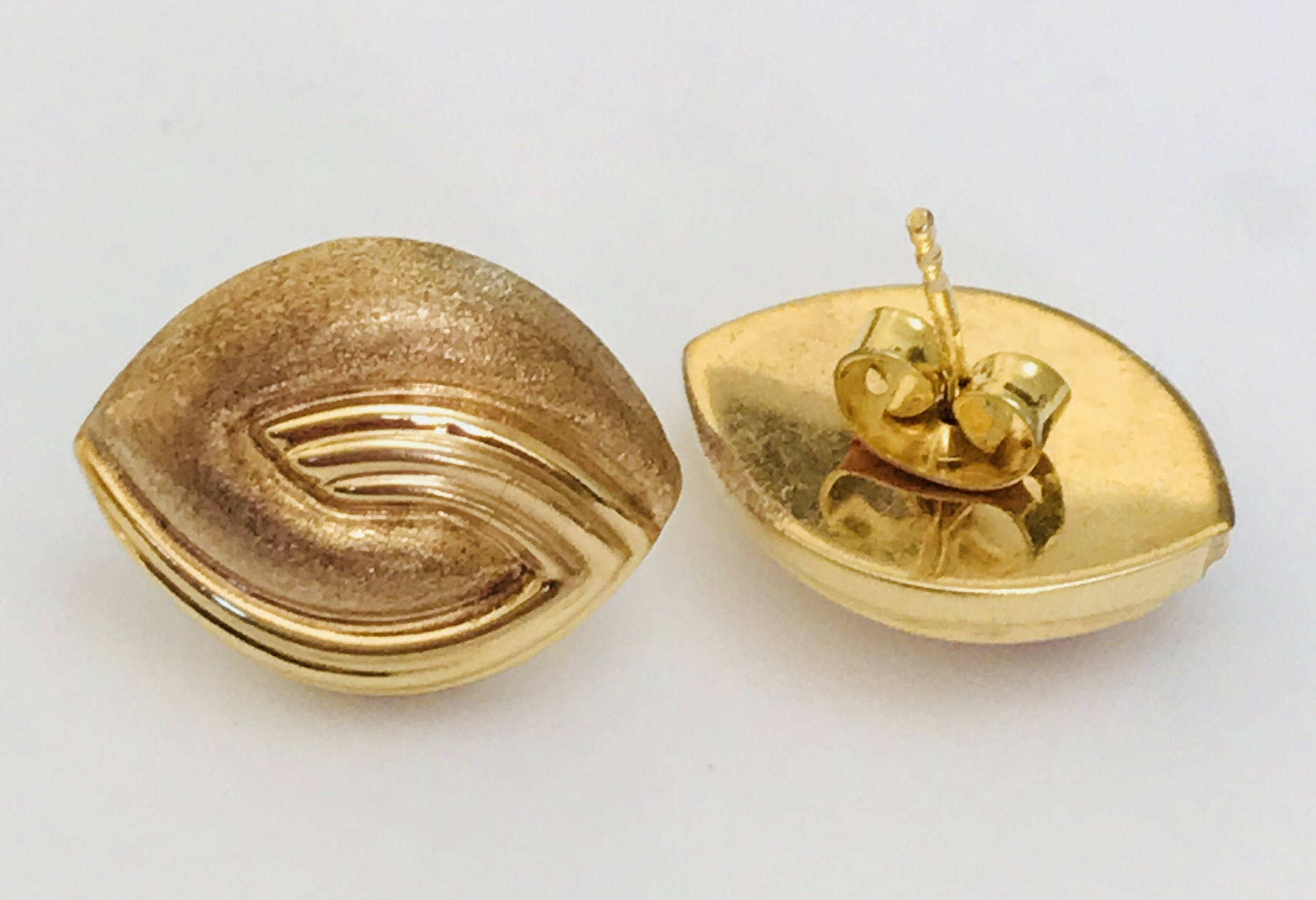 Superb pair of large vintage 9ct gold srud earrings hallmarked Birmingham 1990