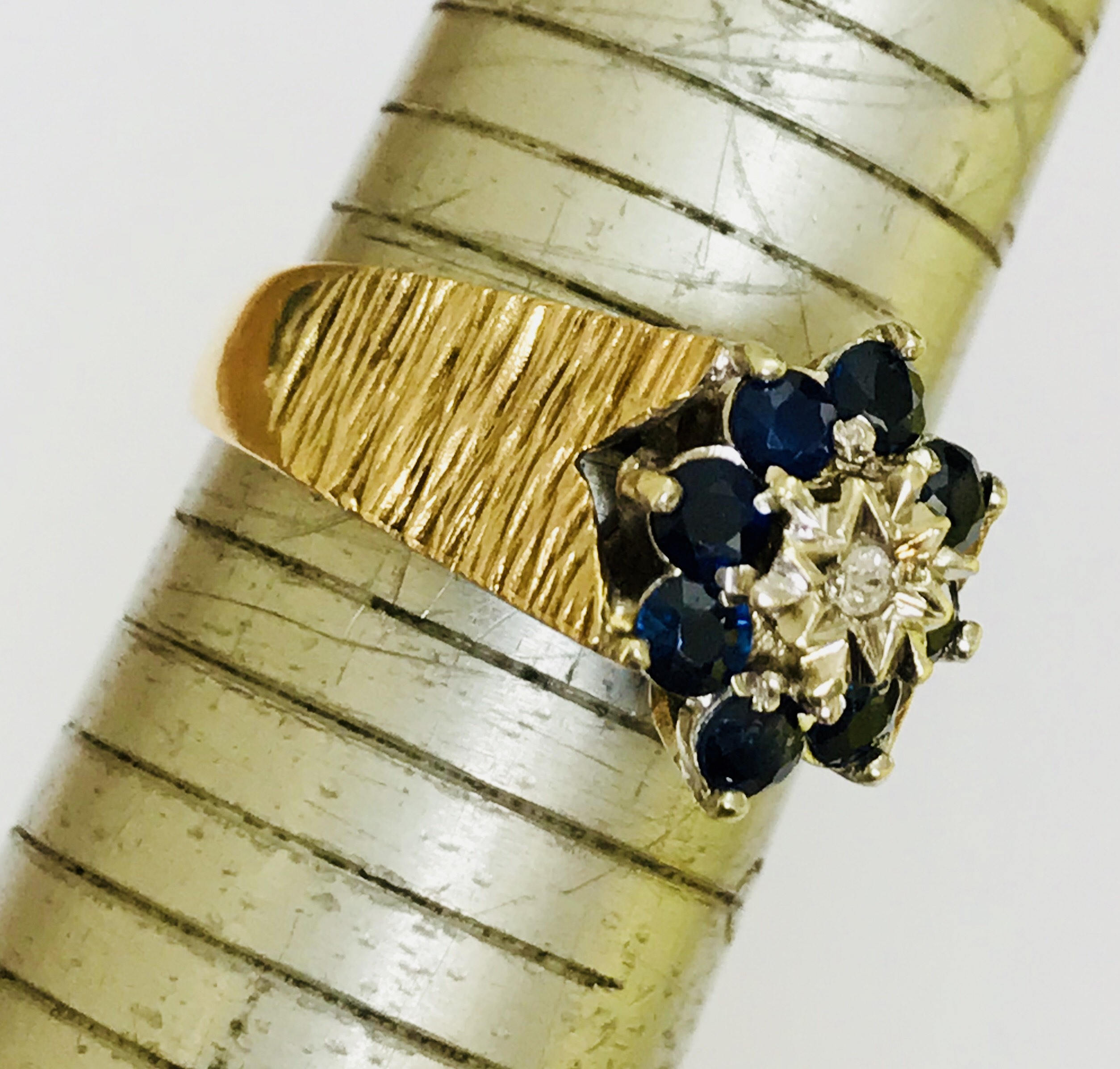 Superb vintage 9ct yellow gold Diamond & Sapphire cluster ring