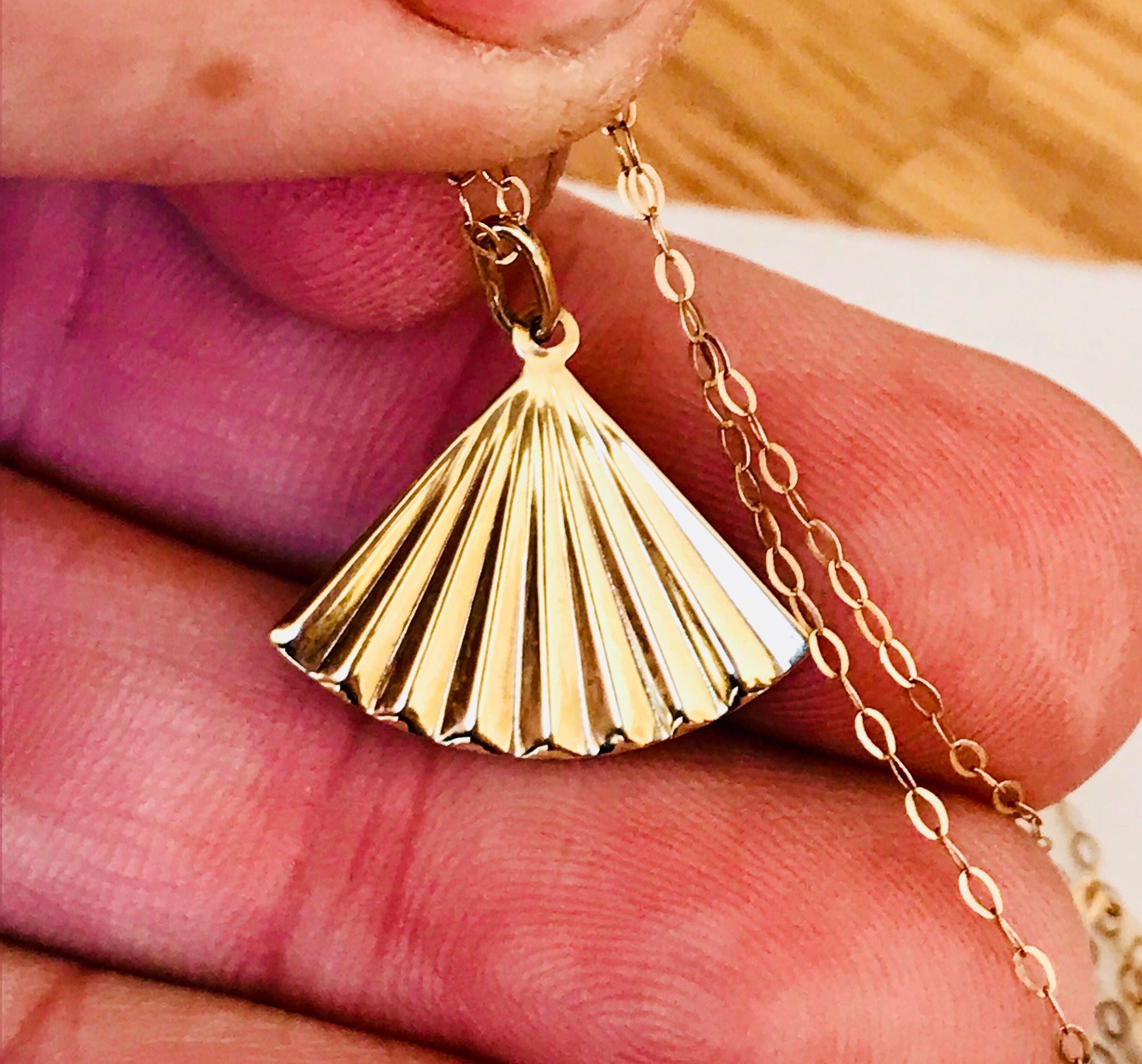 Lovely vintage 9ct yellow gold fan pendant and chain