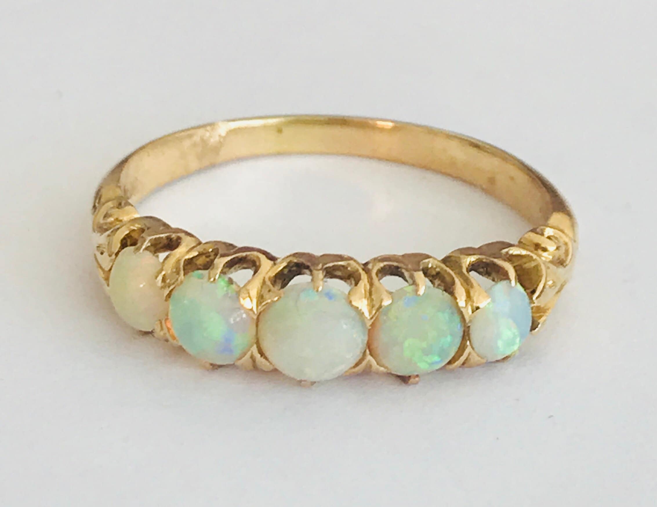 Fabulous antique 18ct gold Opal ring in excellent condition