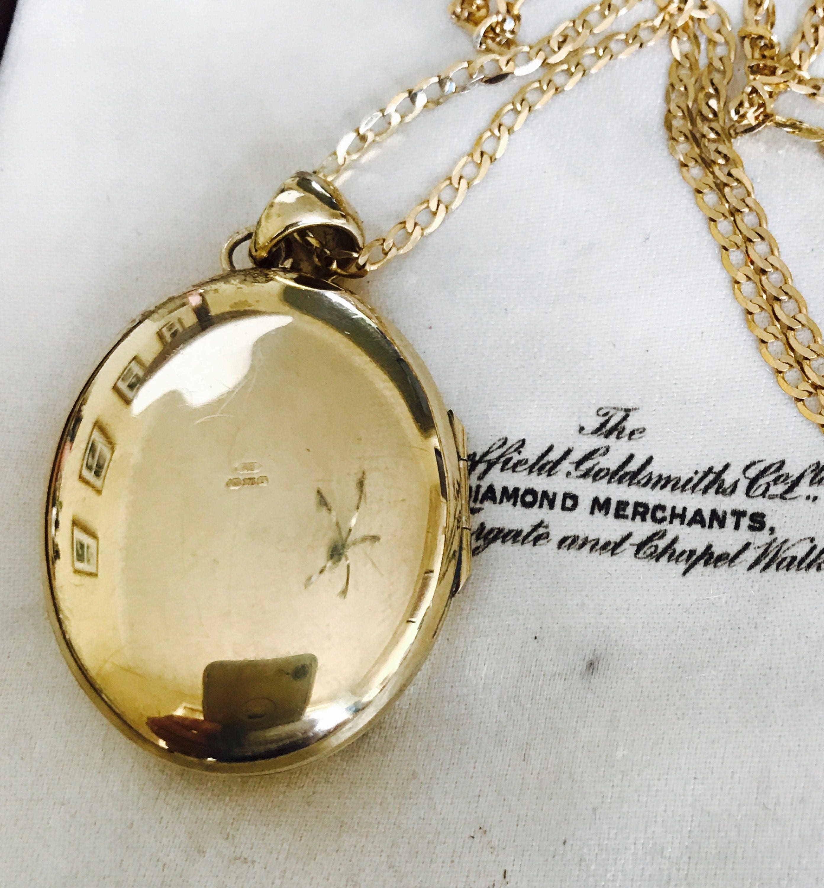 Beautiful heavy vintage solid 9ct gold diamond locket fully hallmarked Beautiful heavy vintage solid 9ct gold diamond locket fully hallmarked