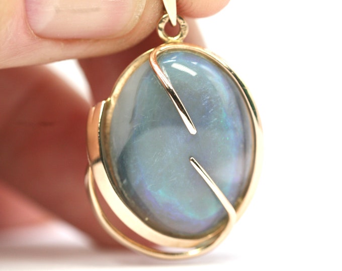 Stunning vintage 9ct rose gold Opal pendant