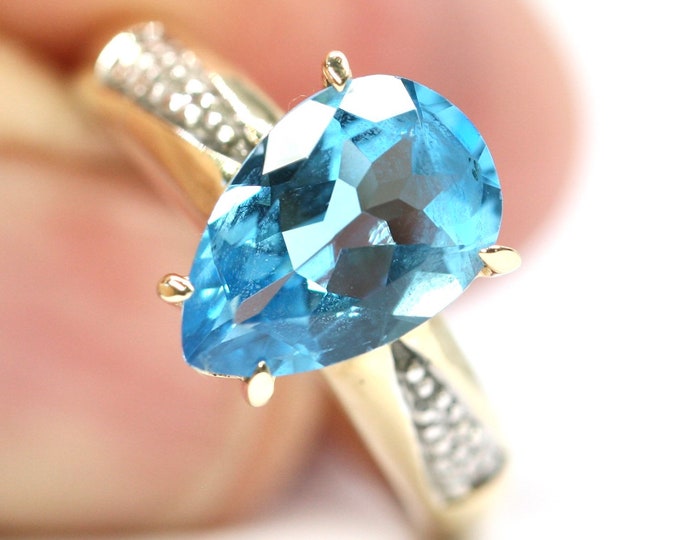 Superb vintage 9ct gold blue Topaz and Diamond ring - fully hallmarked - size N or US 6.5