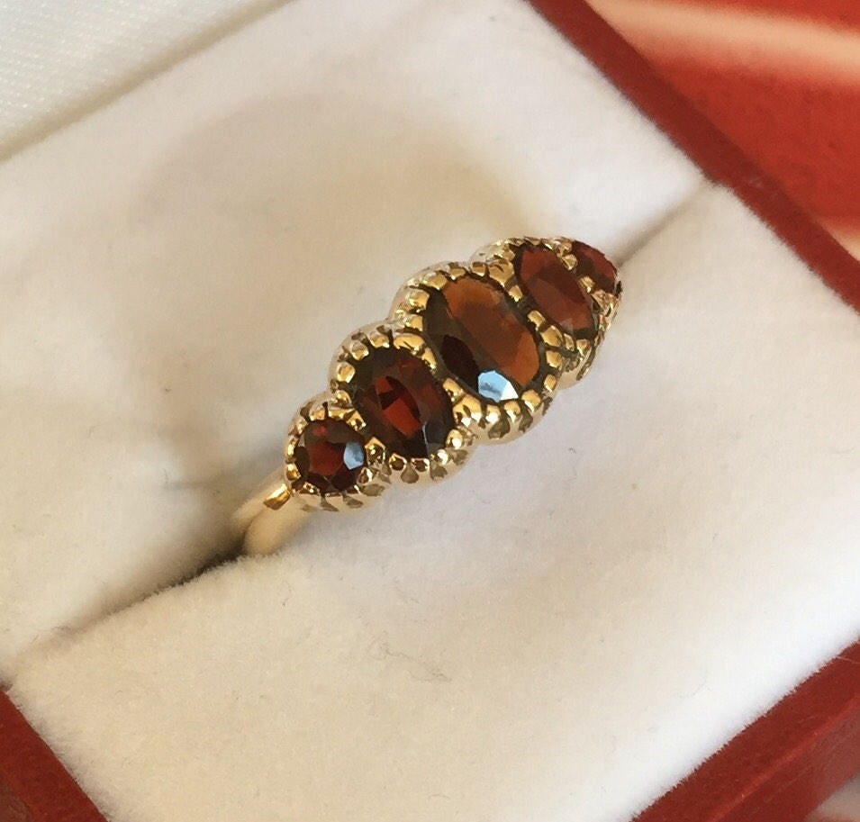 Vintage 9ct Gold Garnet Ring