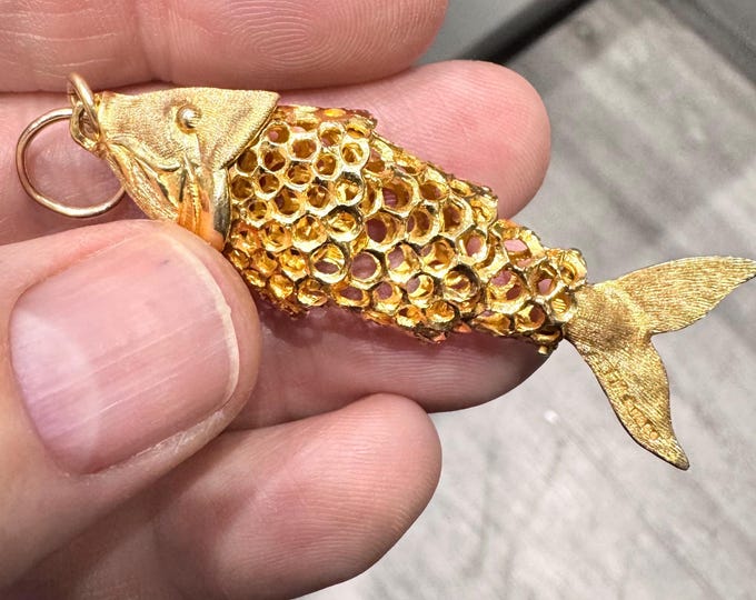 Superb vintage 9ct yellow gold articulated fish pendant - London 1976 - 12gms