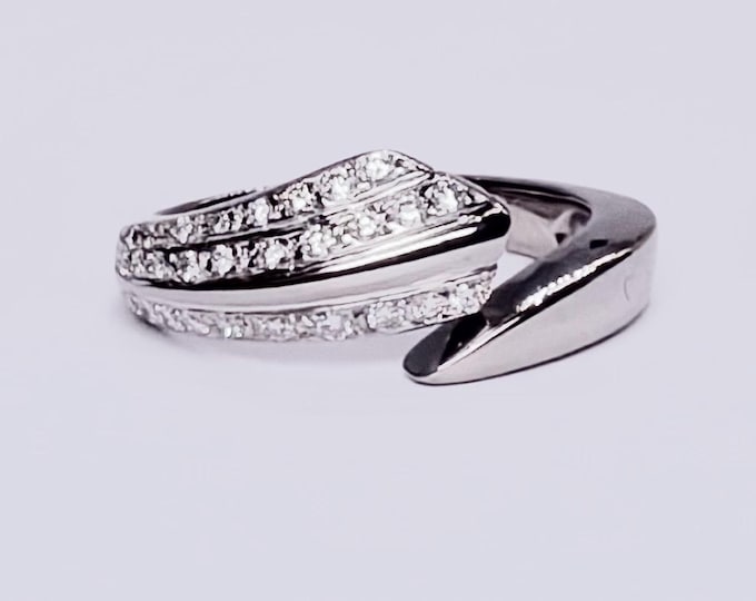 18ct white gold Diamond crossover ring - stamped 750 - size N
