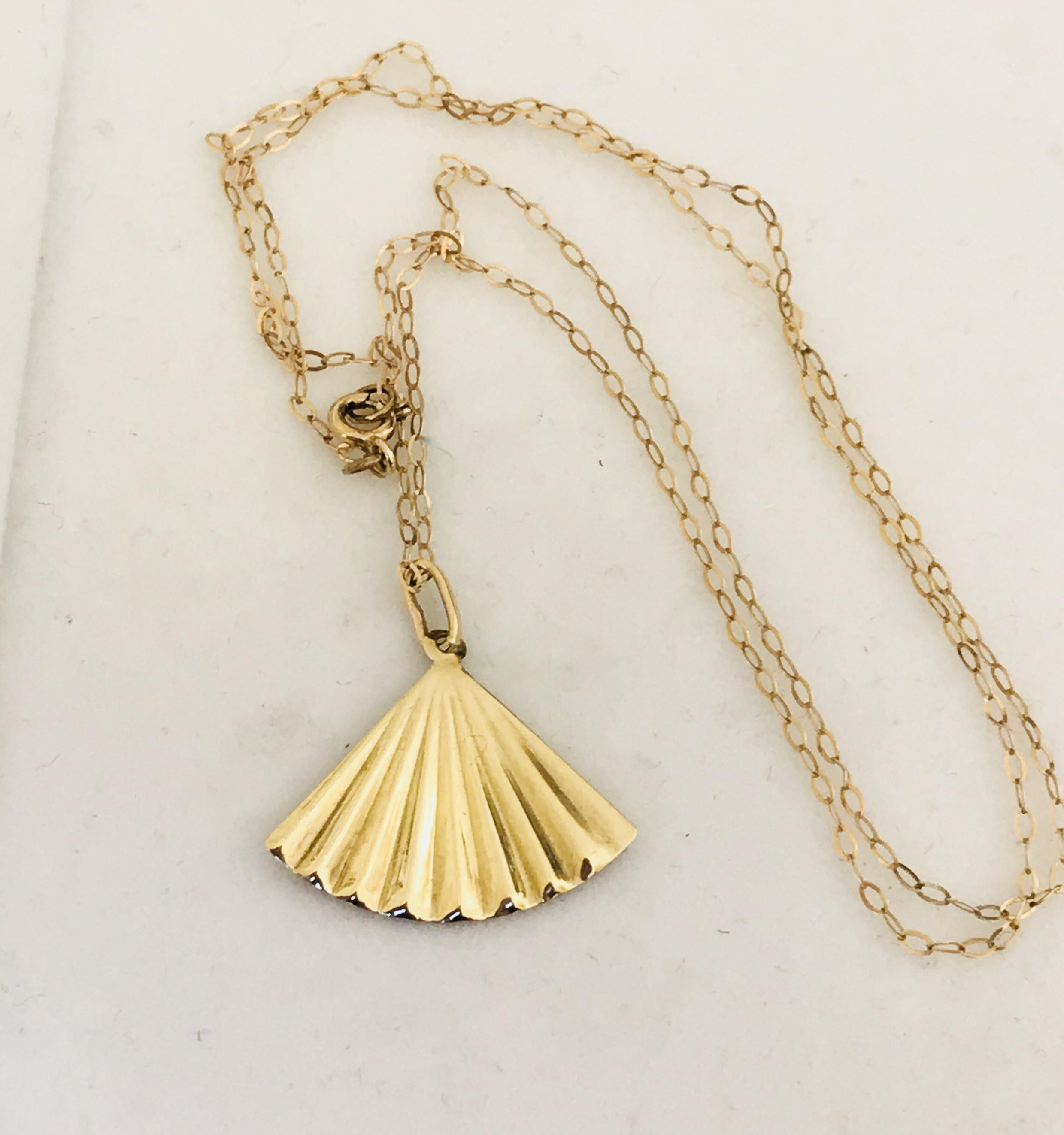 Lovely vintage 9ct yellow gold fan pendant and chain