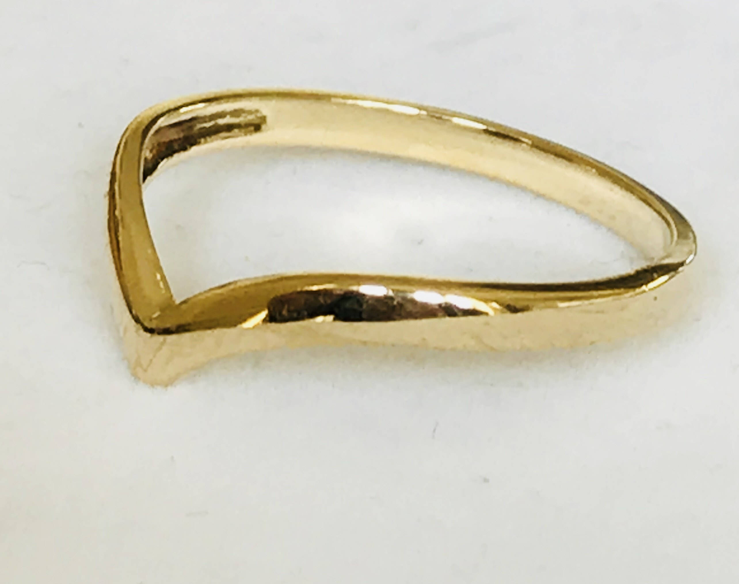 Lovely vintage 9ct yellow gold wishbone ring fully hallmarked