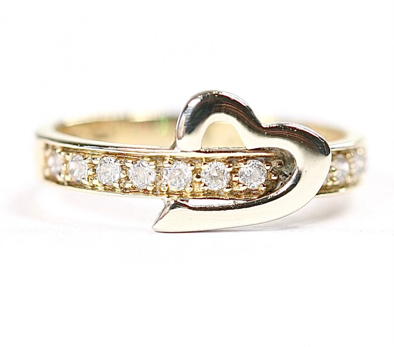 size J or US 4.5 fully hallmarked Sparkling vintage 9ct yellow gold Cubic Zirconia ring with heart detail