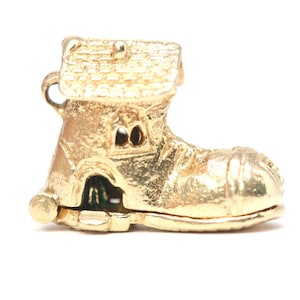 Vintage 9ct gold Old woman who lived in a shoe charm - fully hallmarked