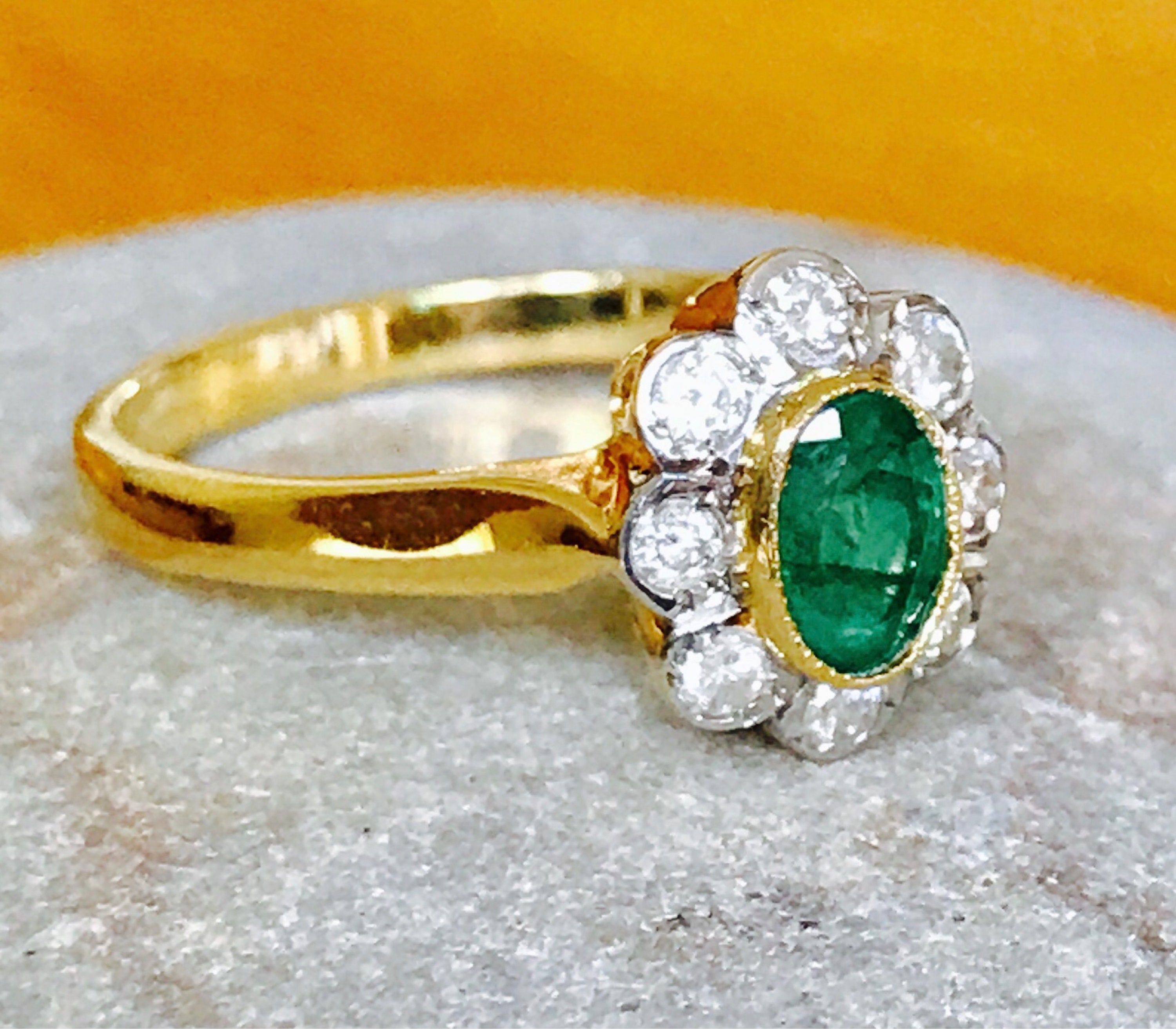 SALE***Beautiful 18ct yellow gold Emerald and Diamond ring engagement ring Fully hallmarked