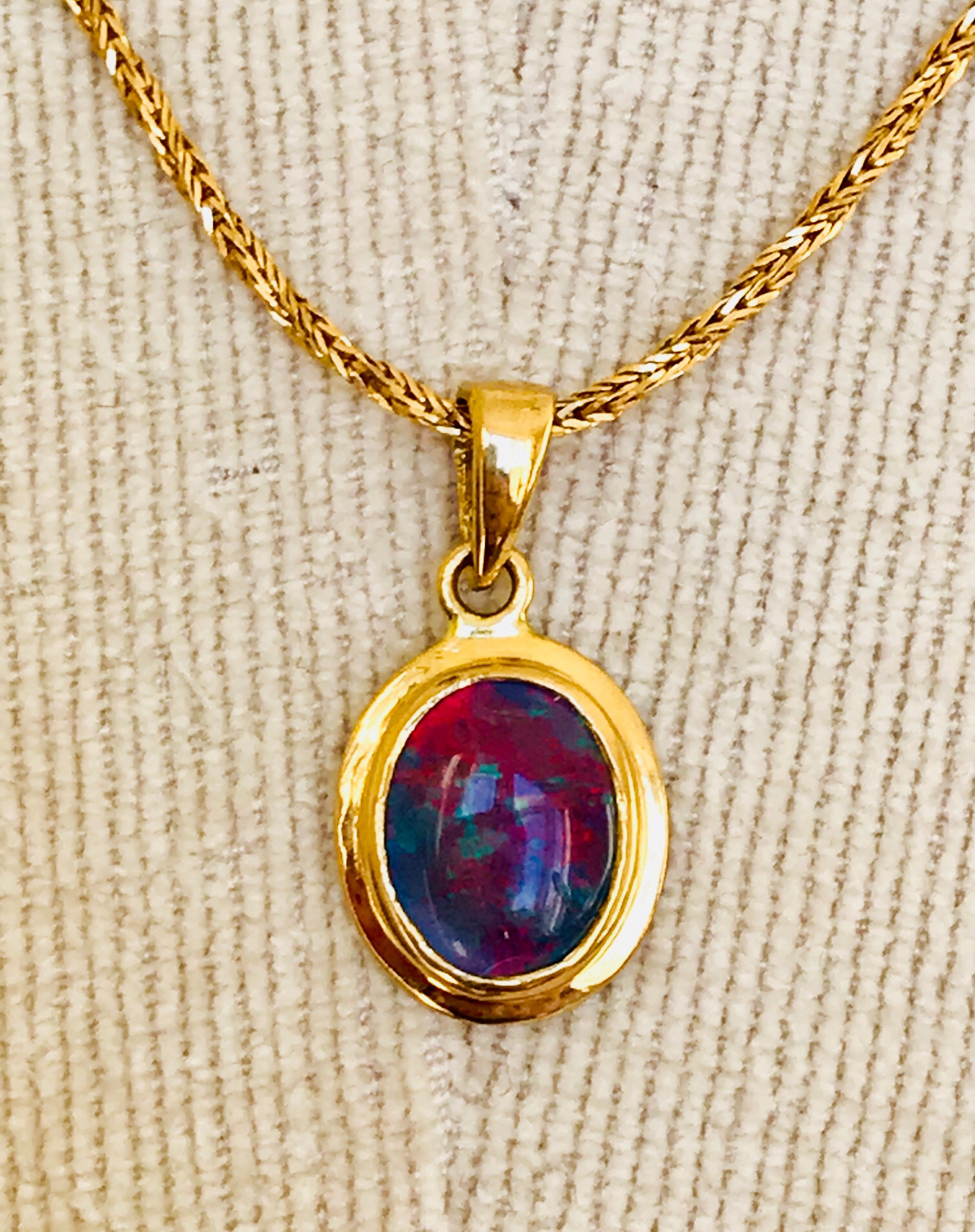 Beautiful vintage 18ct gold Opal pendant and chain
