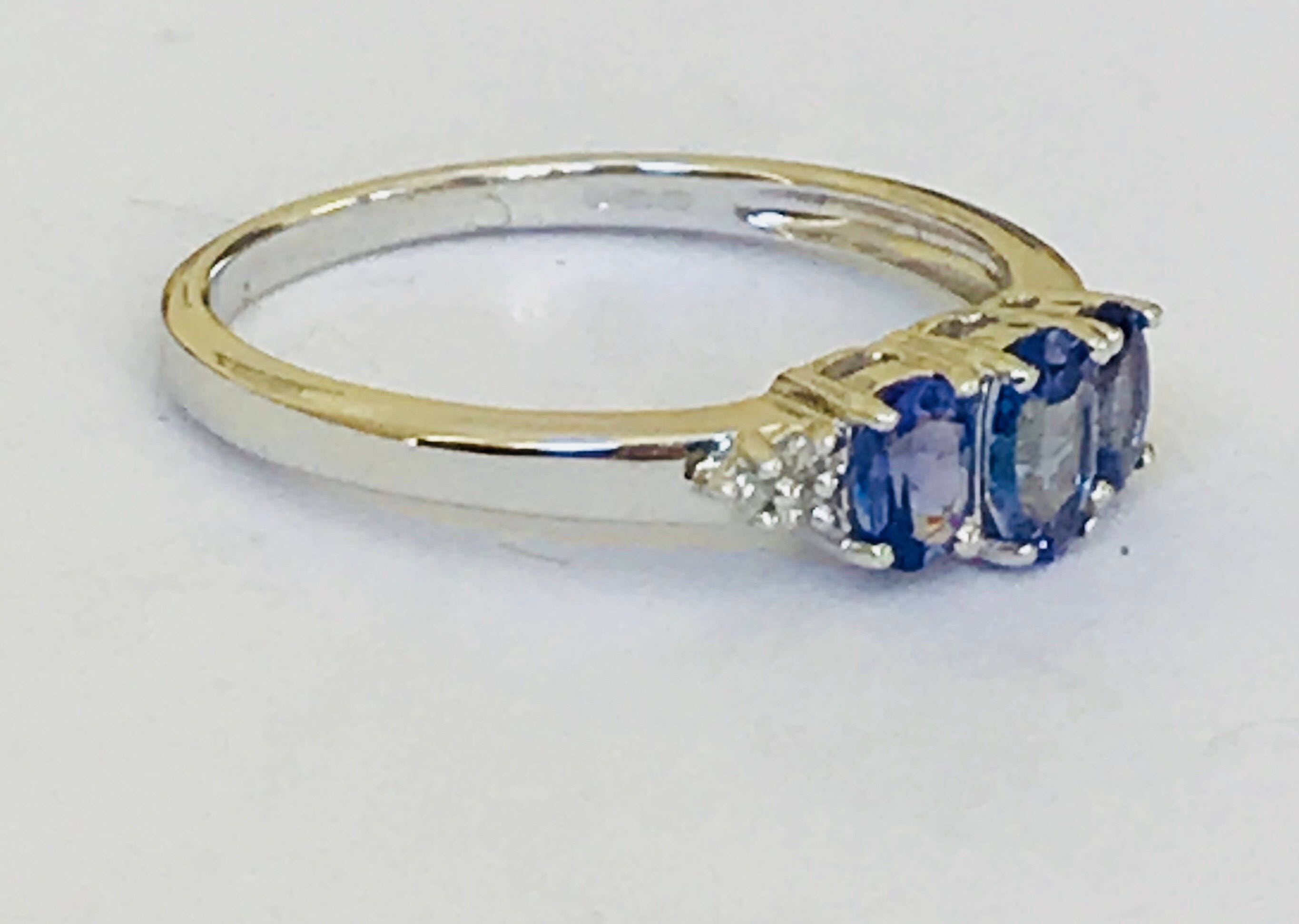 Stunning 9ct white gold Tanzanite & Diamond ring fully hallmarked