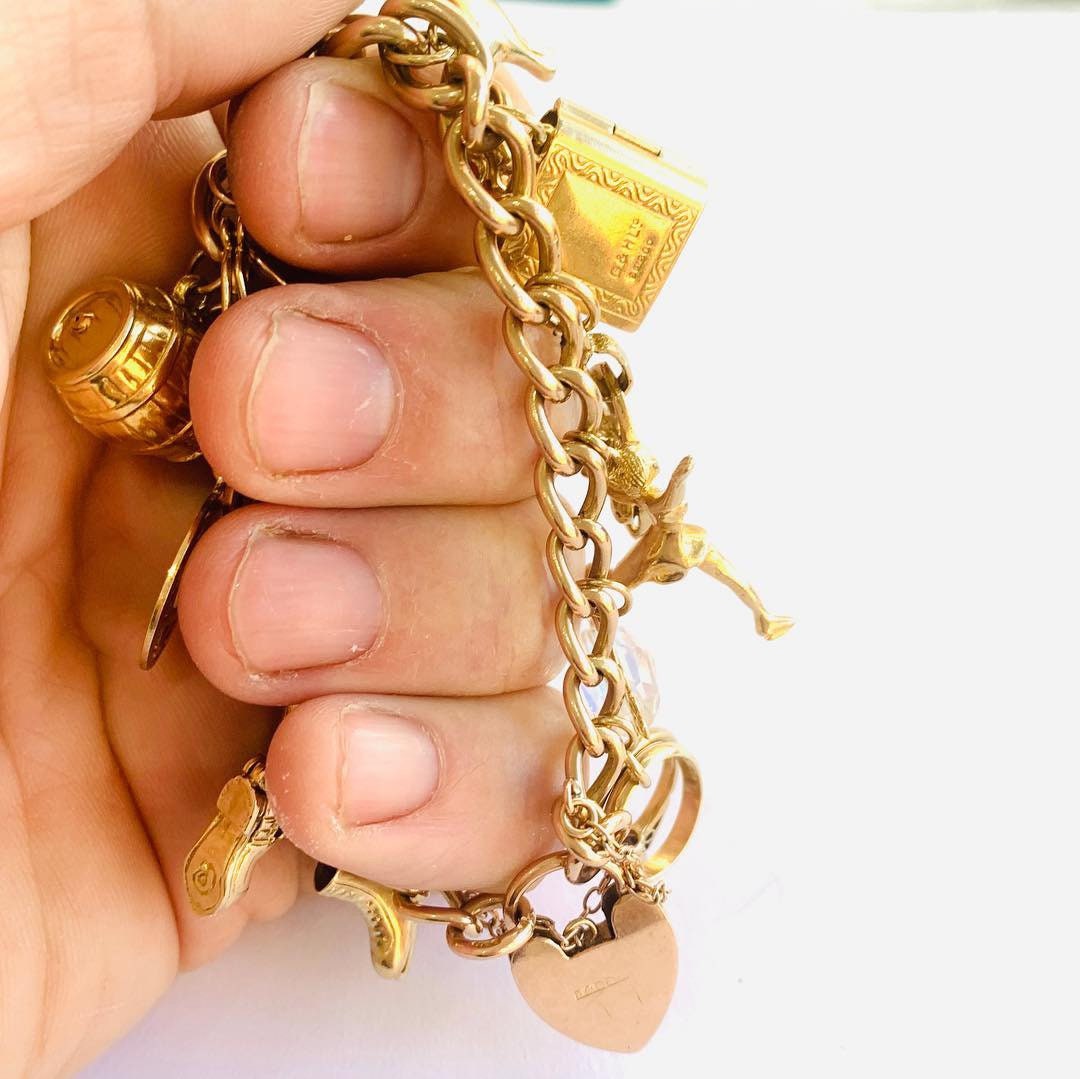 Superb heavy vintage 9ct gold charm bracelet with 14 gold charms fully hallmarked