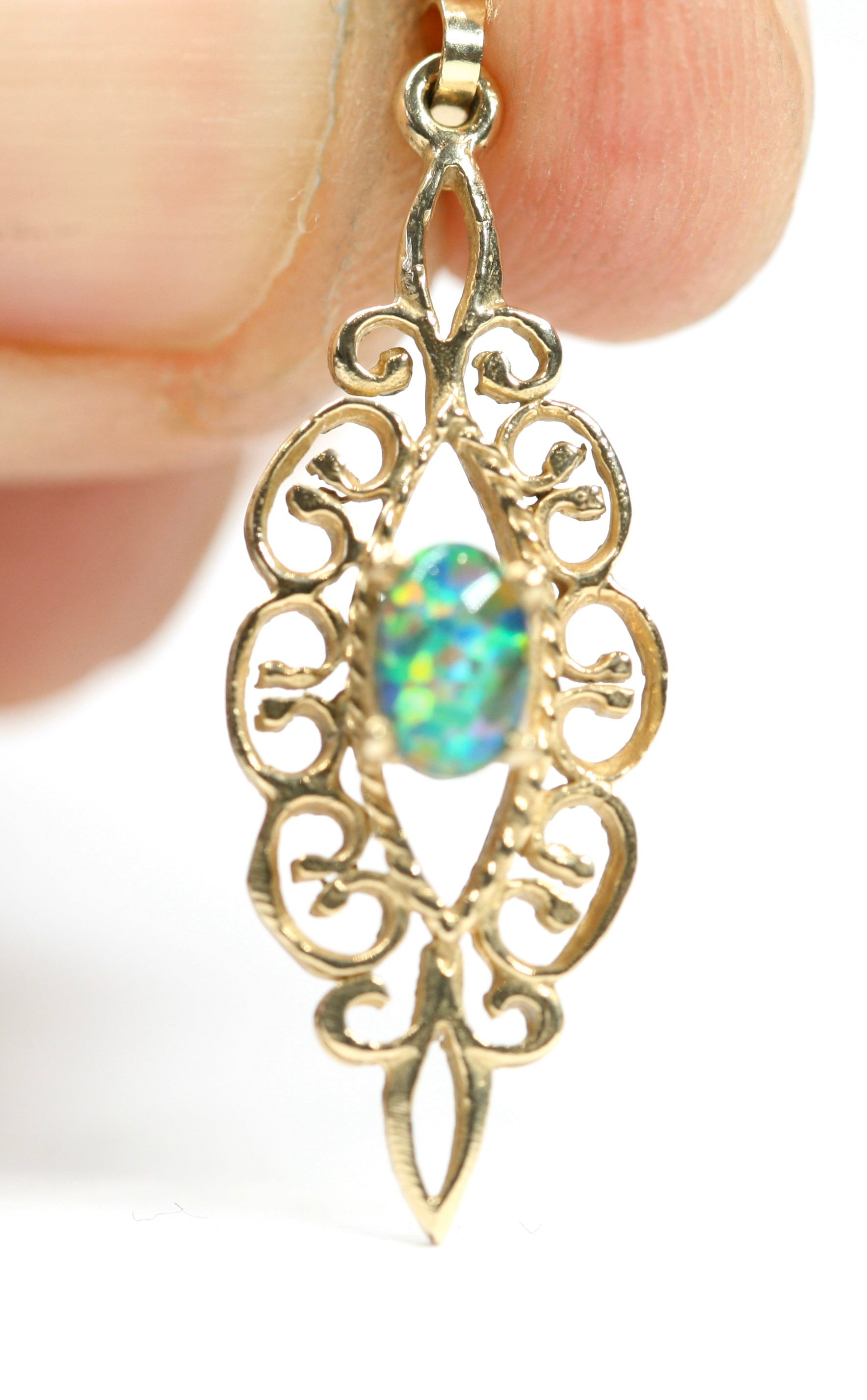 Stunning vintage 9ct yellow gold Opal pendant - fully hallmarked