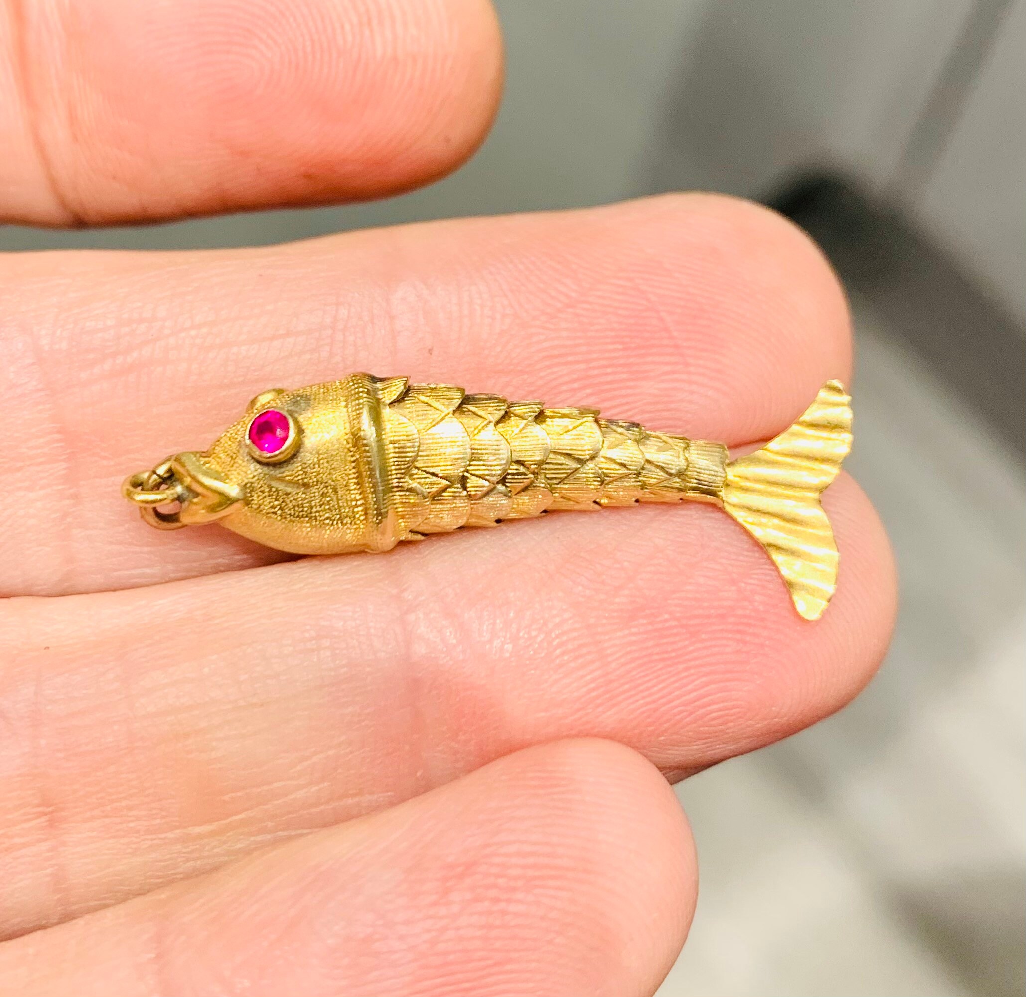 Superb vintage 9ct yellow gold articulated fish pendant 38mm in length