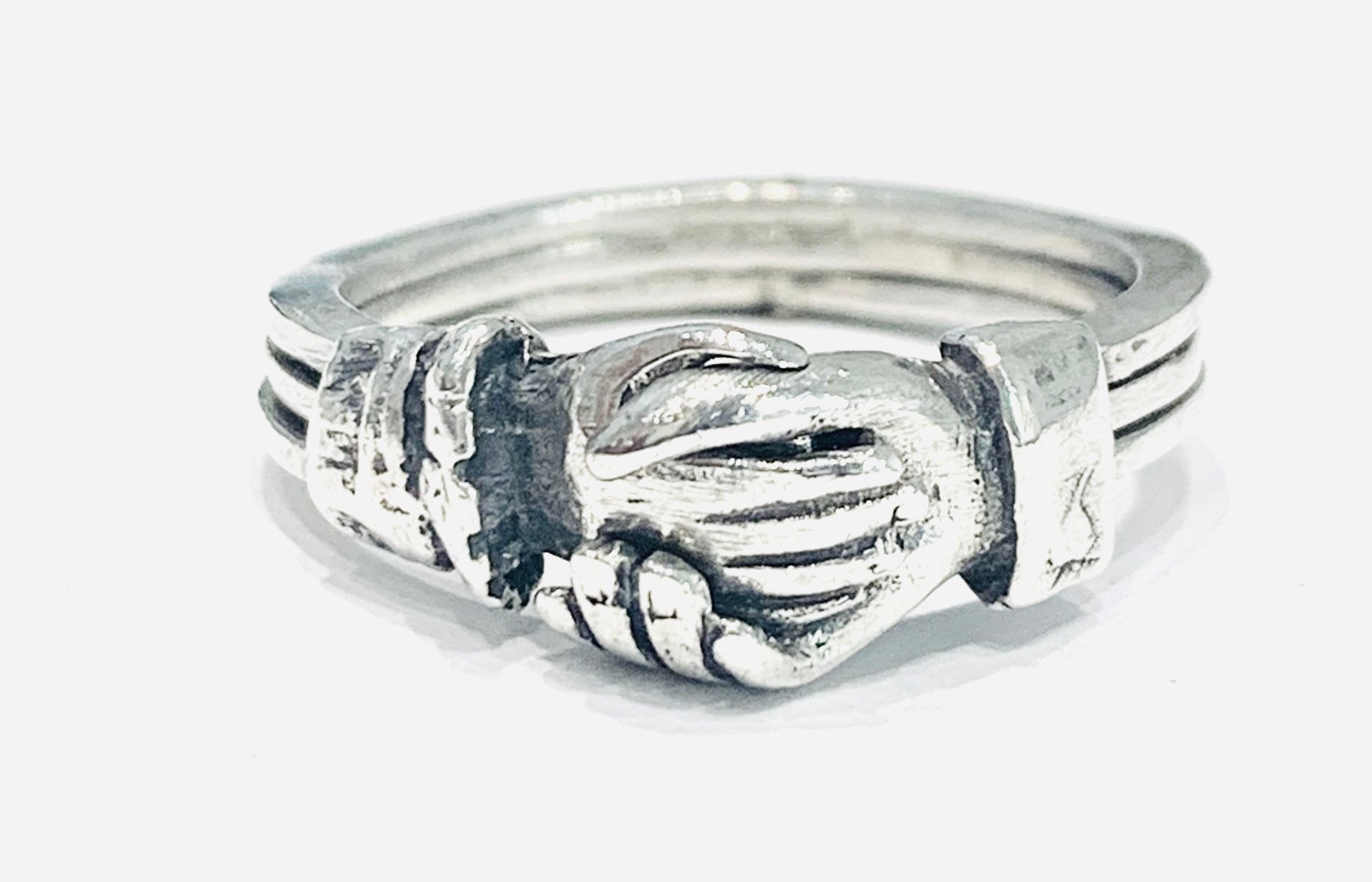 Vintage sterling silver Fede ring - size P or US 7 1/2