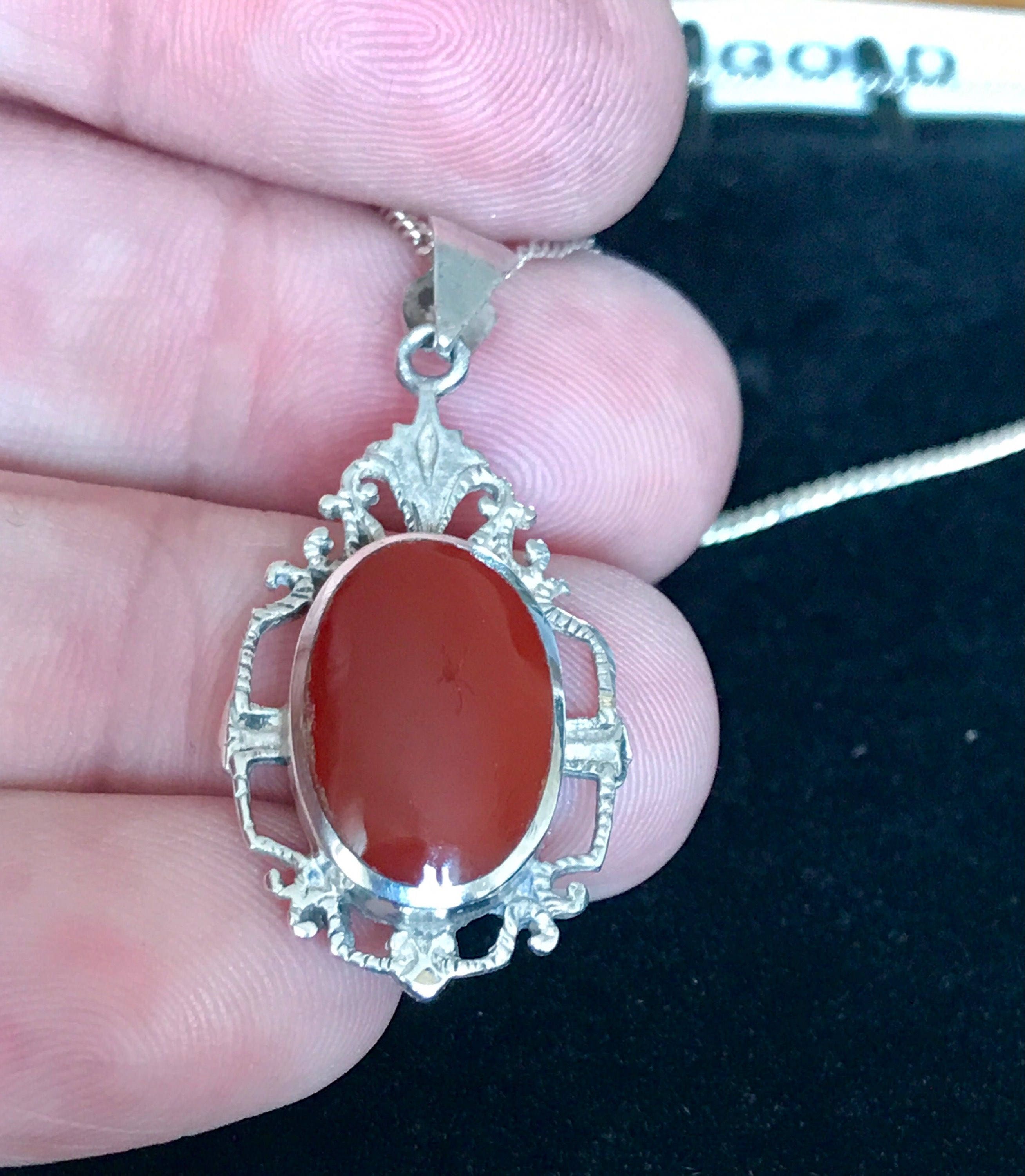 Stunning vintage sterling silver Carnelian pendant and chain