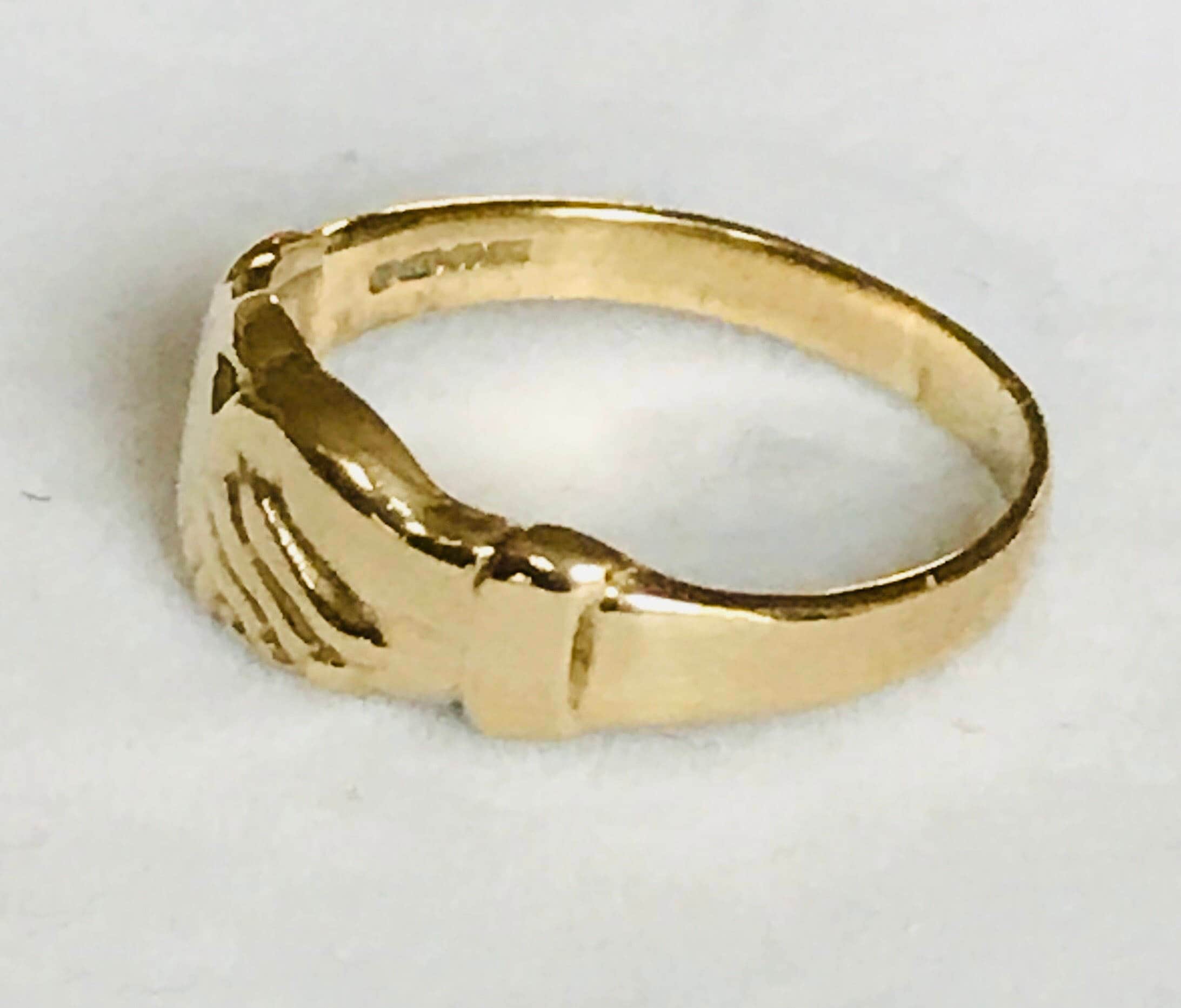 Stunning vintage 9ct yellow gold Fenian Claddagh ring
