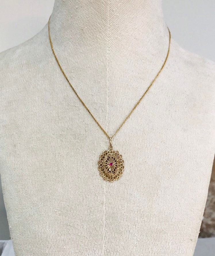 Stunning vintage 9ct yellow gold Ruby pendant fully hallmarked