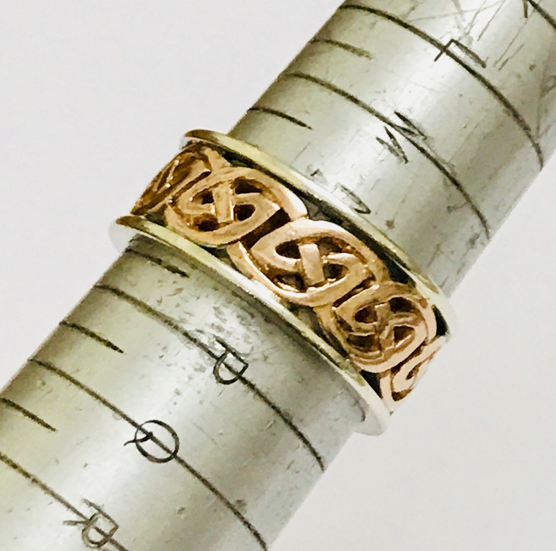 Stunning vintage 9ct rose & while gold Celtic patterned ring fully