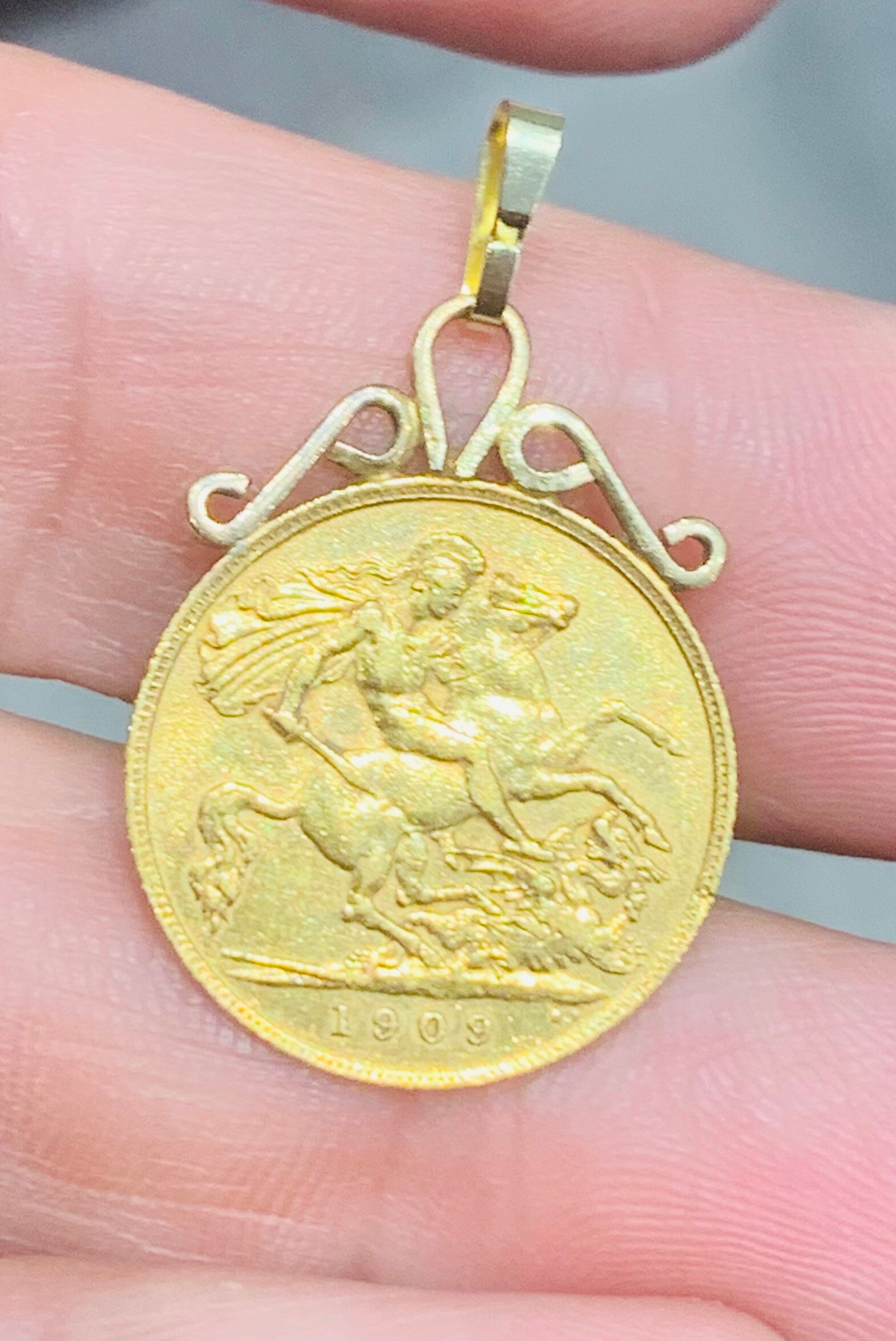 Superb antique Edwardian 22ct gold half Sovereign pendant - 1909