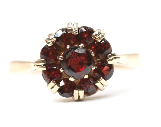 Vintage 9ct gold Garnet cluster ring - size N or US 6 1/2