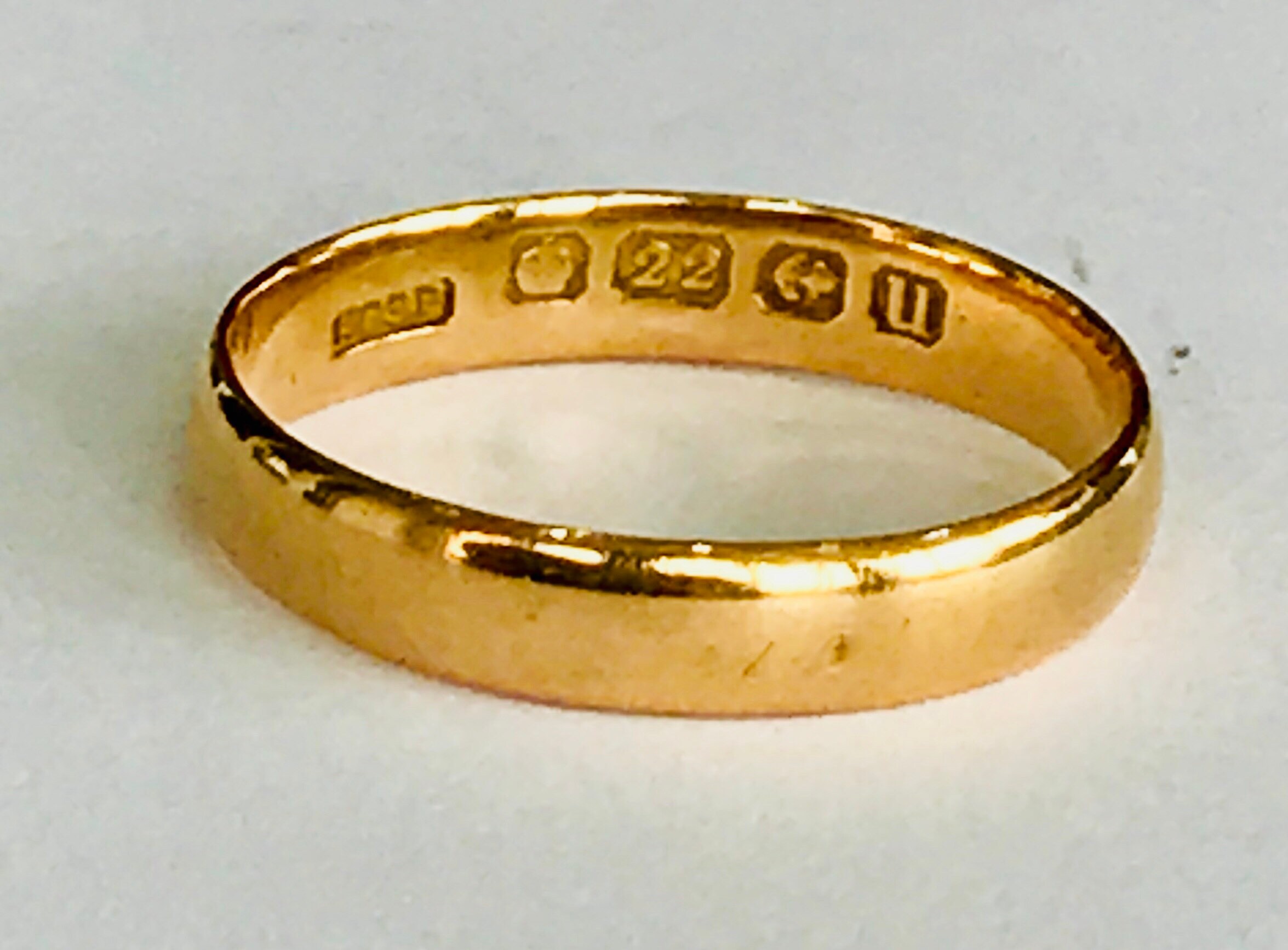 22ct gold wedding ring - antique and hallmarked Birmingham 1919
