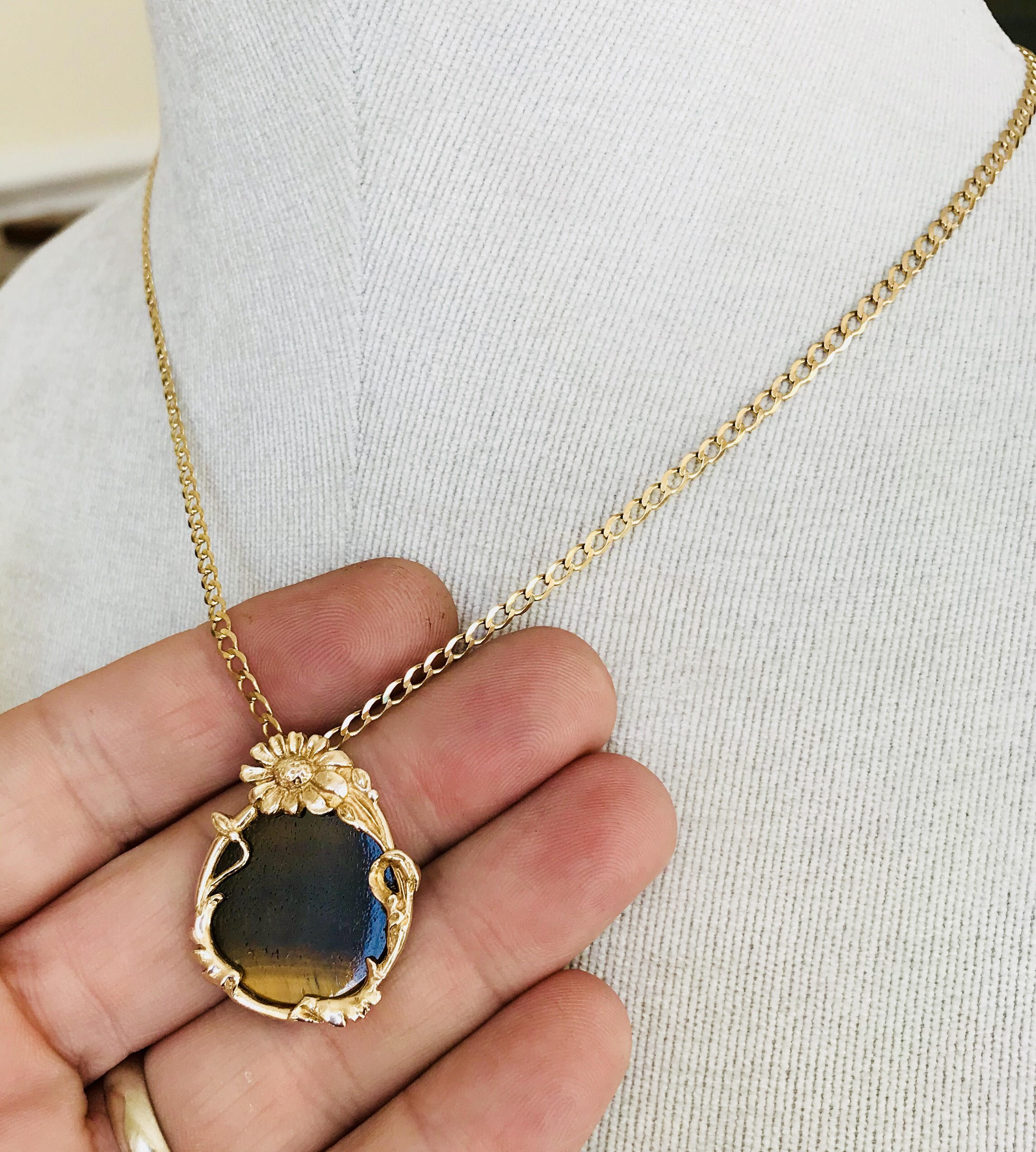 Fabulous vintage 9ct yellow gold Tigers Eye pendant necklace London 1978