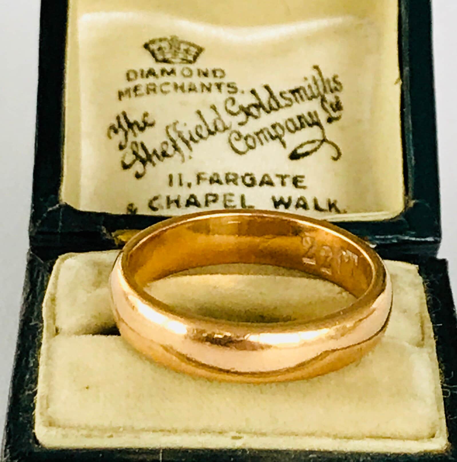 Stunning antique 22ct gold wedding ring - 8gms
