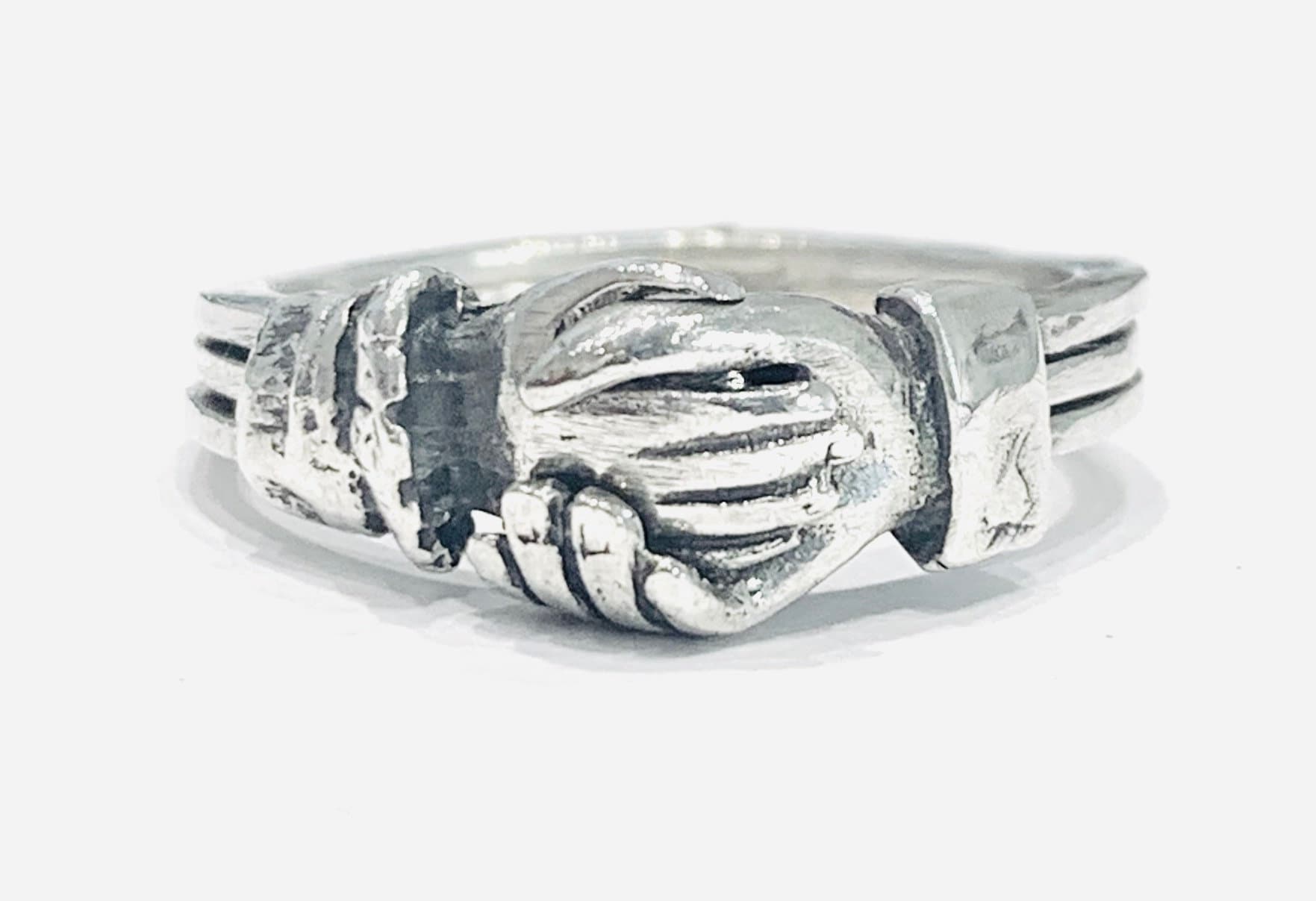 Vintage sterling silver Fede ring - size P or US 7 1/2