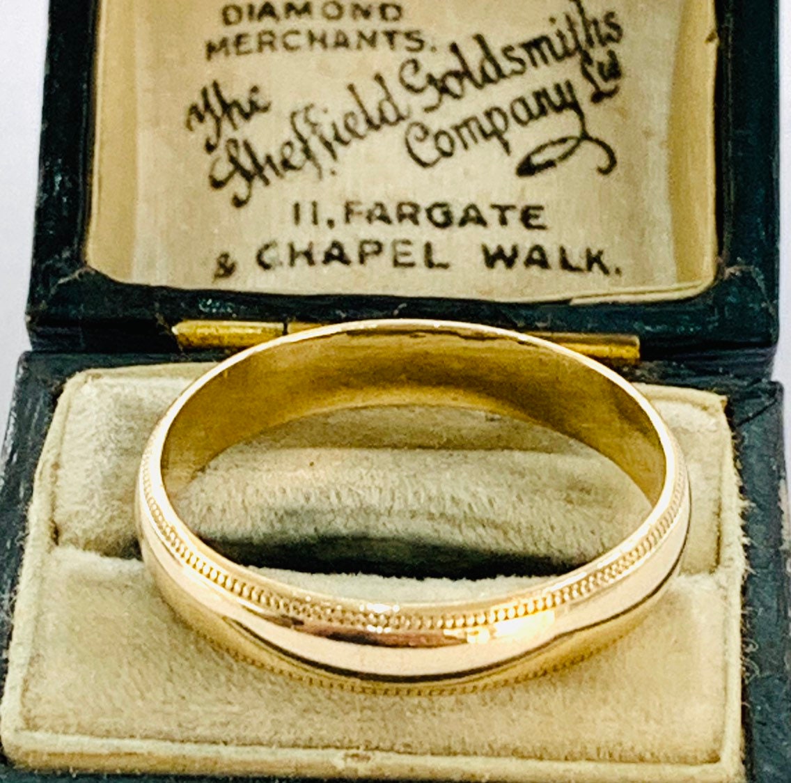 Superb vintage 9ct yellow gold Men's wedding ring hallmarked London